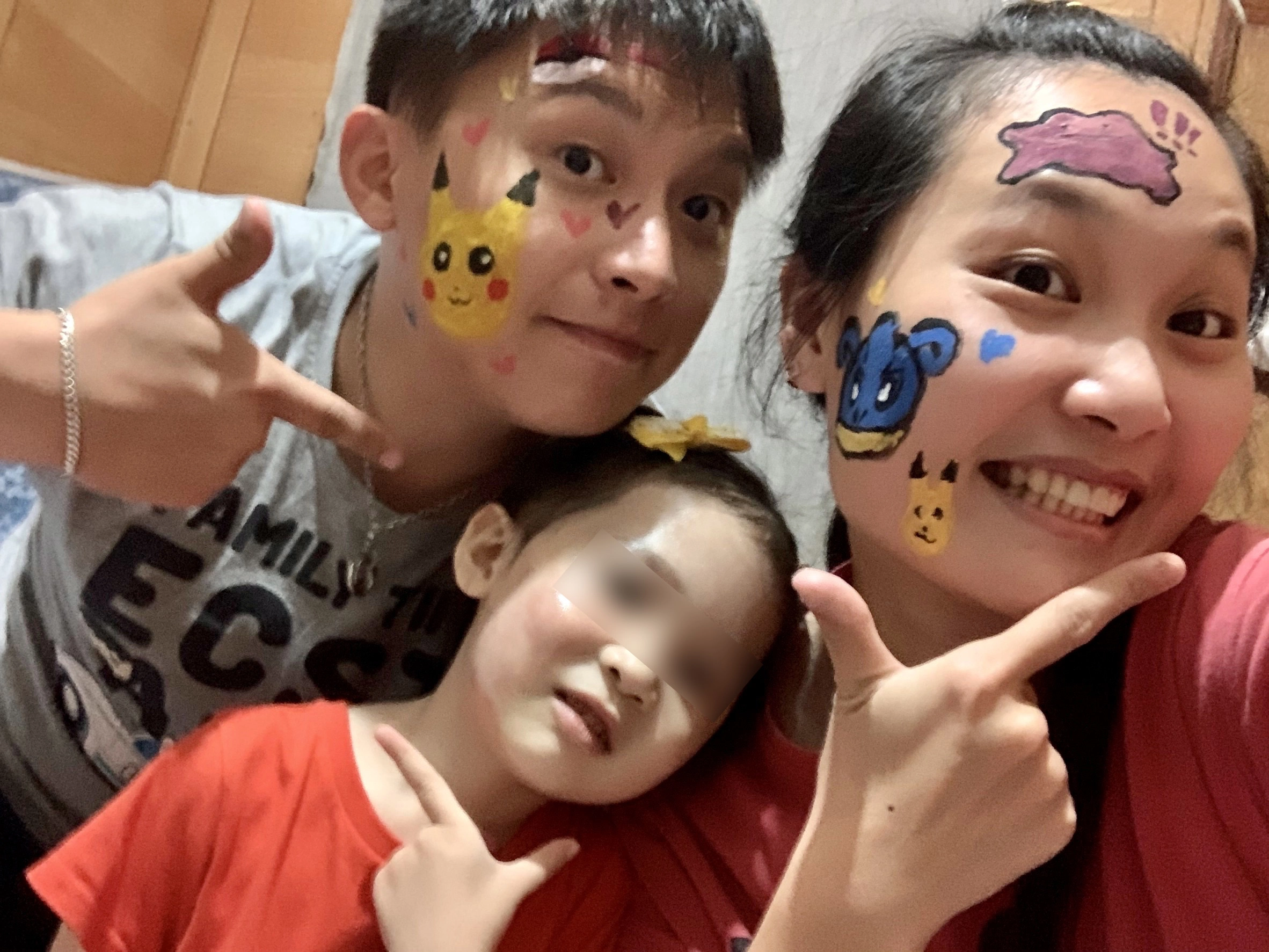 為了安慰術後沮喪小霏，爸媽在臉上彩繪陪她外出。