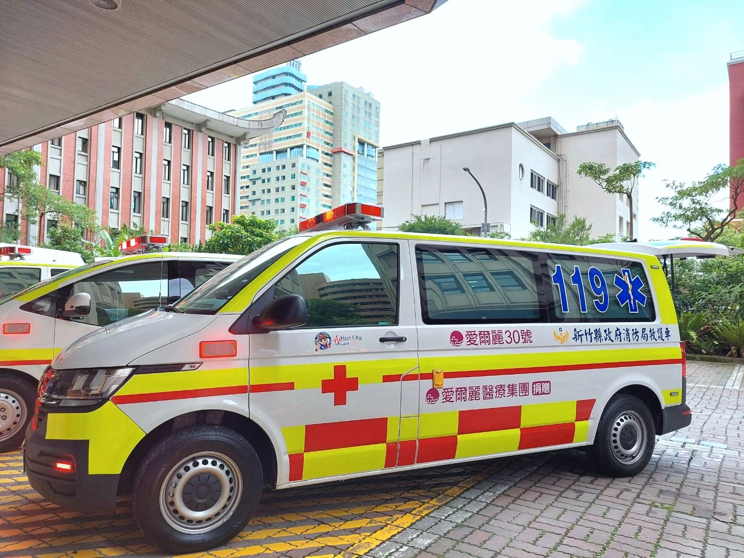 救護車於車身塗裝醒目的「巴騰堡格紋」反光條設計，於車身及後側車門新增大面積紅、黃交錯的反光方格，在日照或夜間照明下，可維持視線500公尺內清晰可見的高辨識度