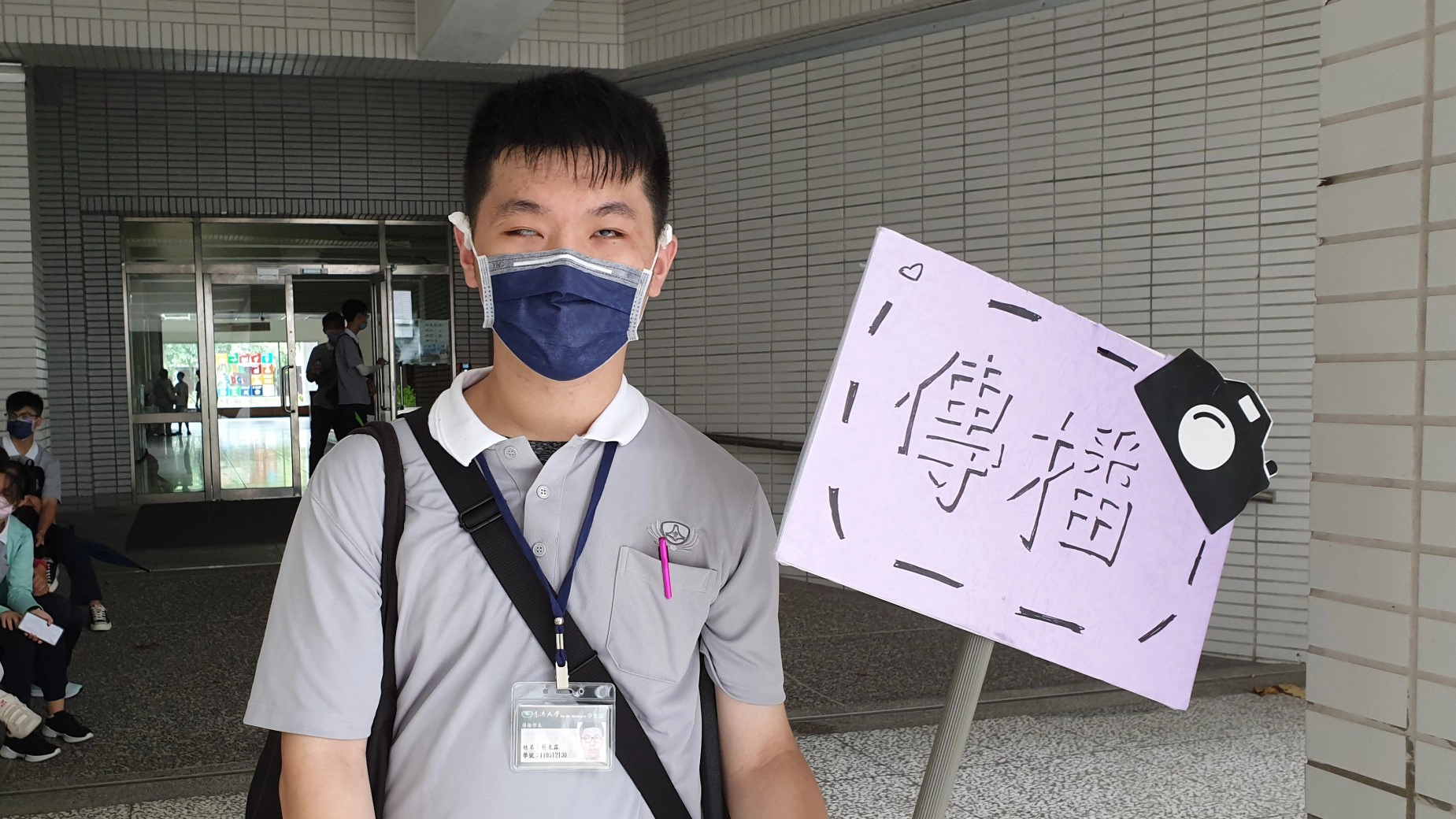 傳播系系隊輔蔡東霖是視障生，他自願擔任隊輔。「我想要翻轉大家對視障生的印象，其實我們可以做很多事，包括幫助人。」