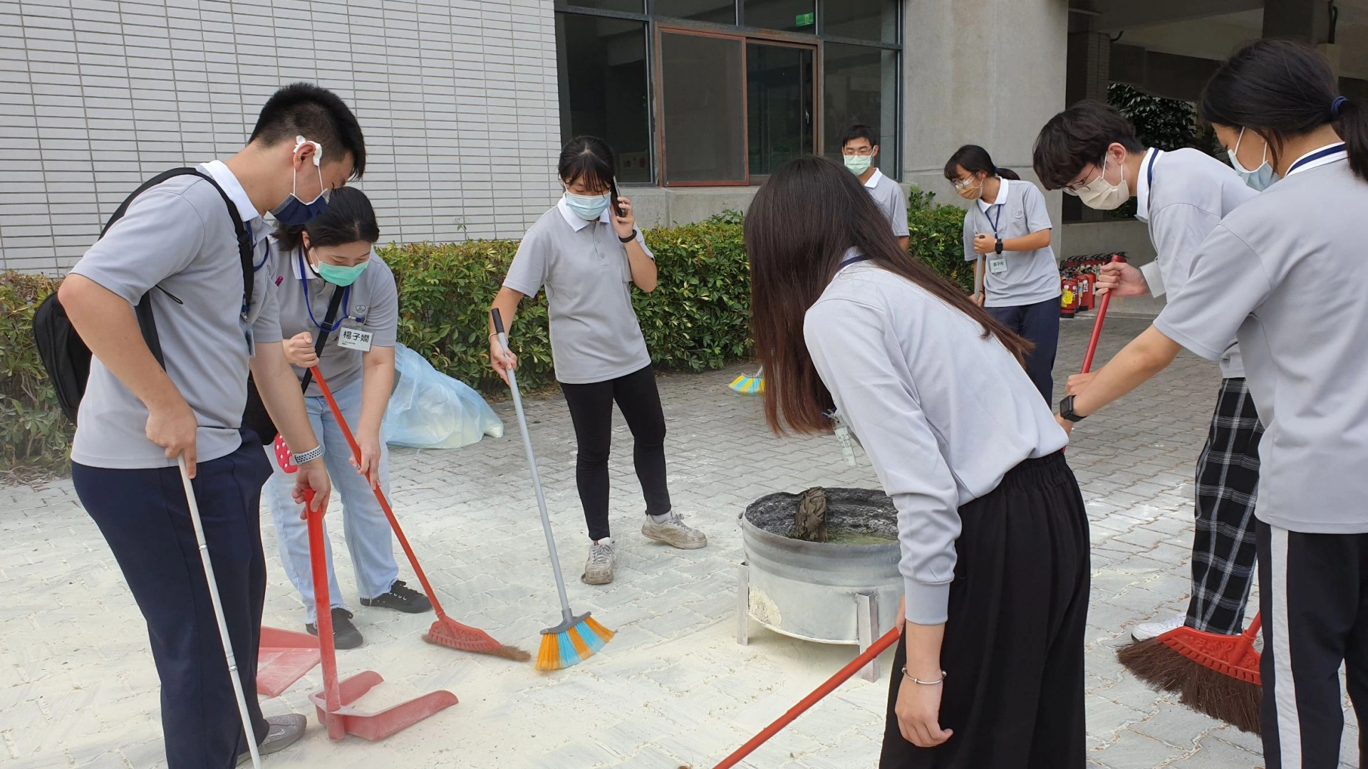 活動結束後，系隊輔還要協助恢復場地清潔