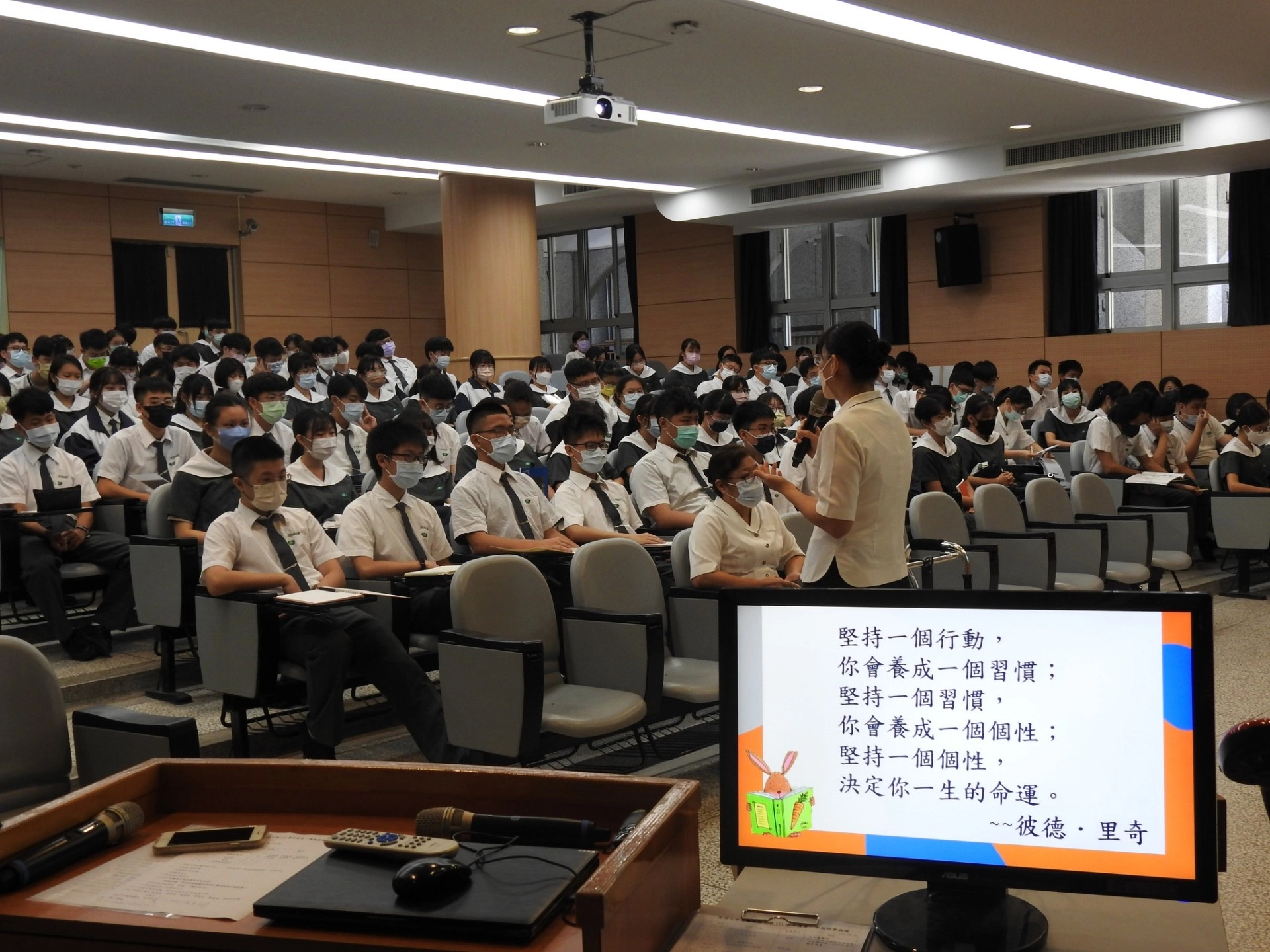 處室主任及師長分享本學期學校的各項活動與多元學習特色