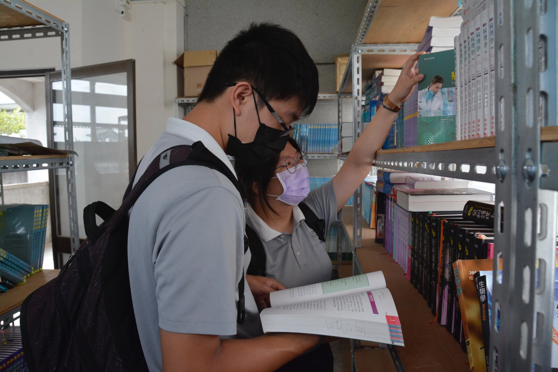 學生認真選購所需書籍。