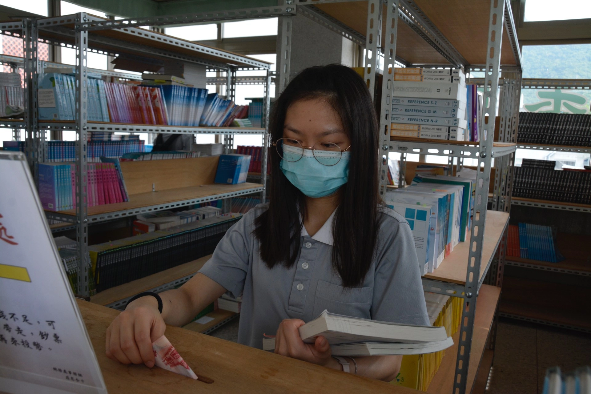 慈濟科技大學二手書屋以誠實商店模式經營，培養學生的誠信和公德心。