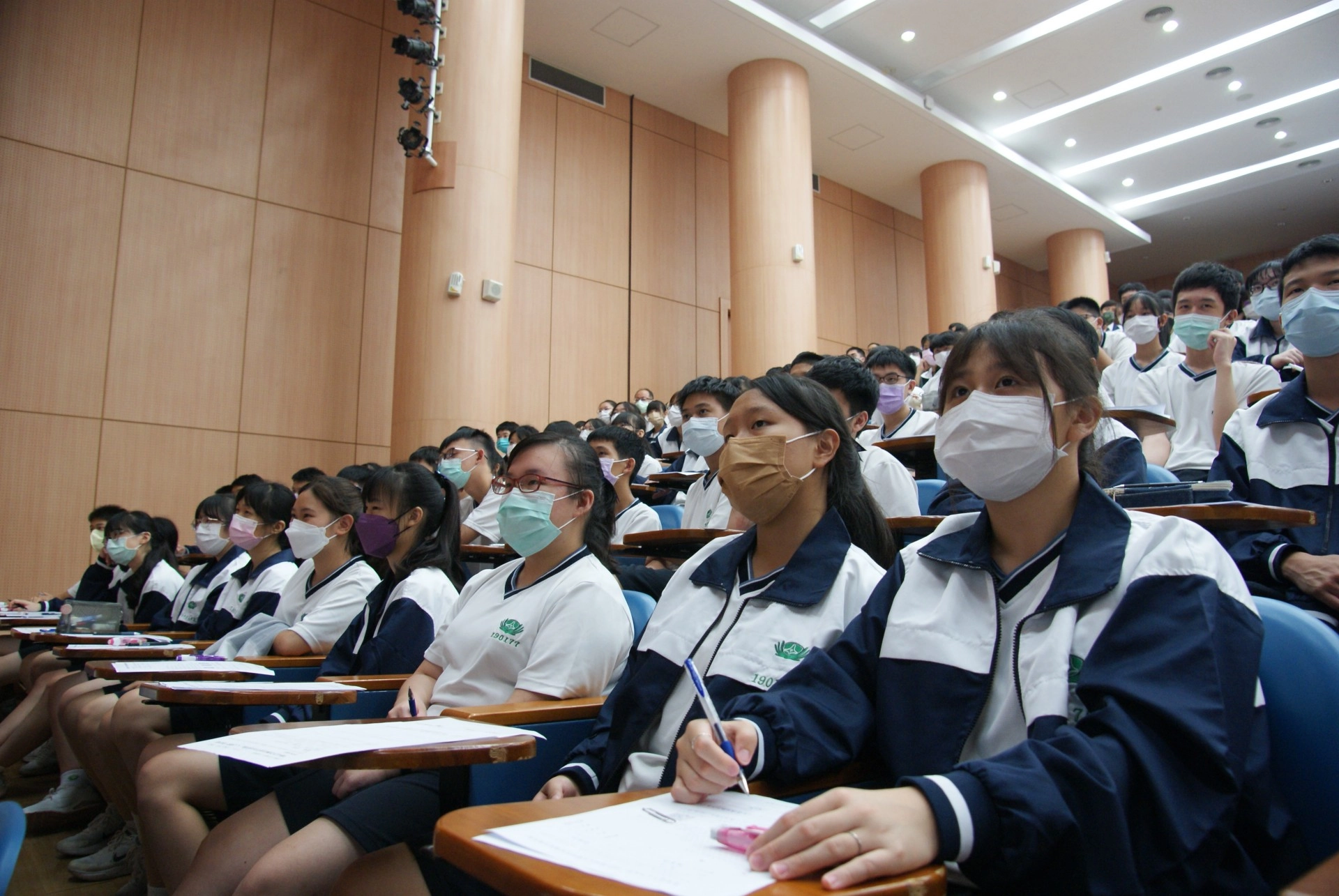 學生們十分投入講師的生命歷程故事。