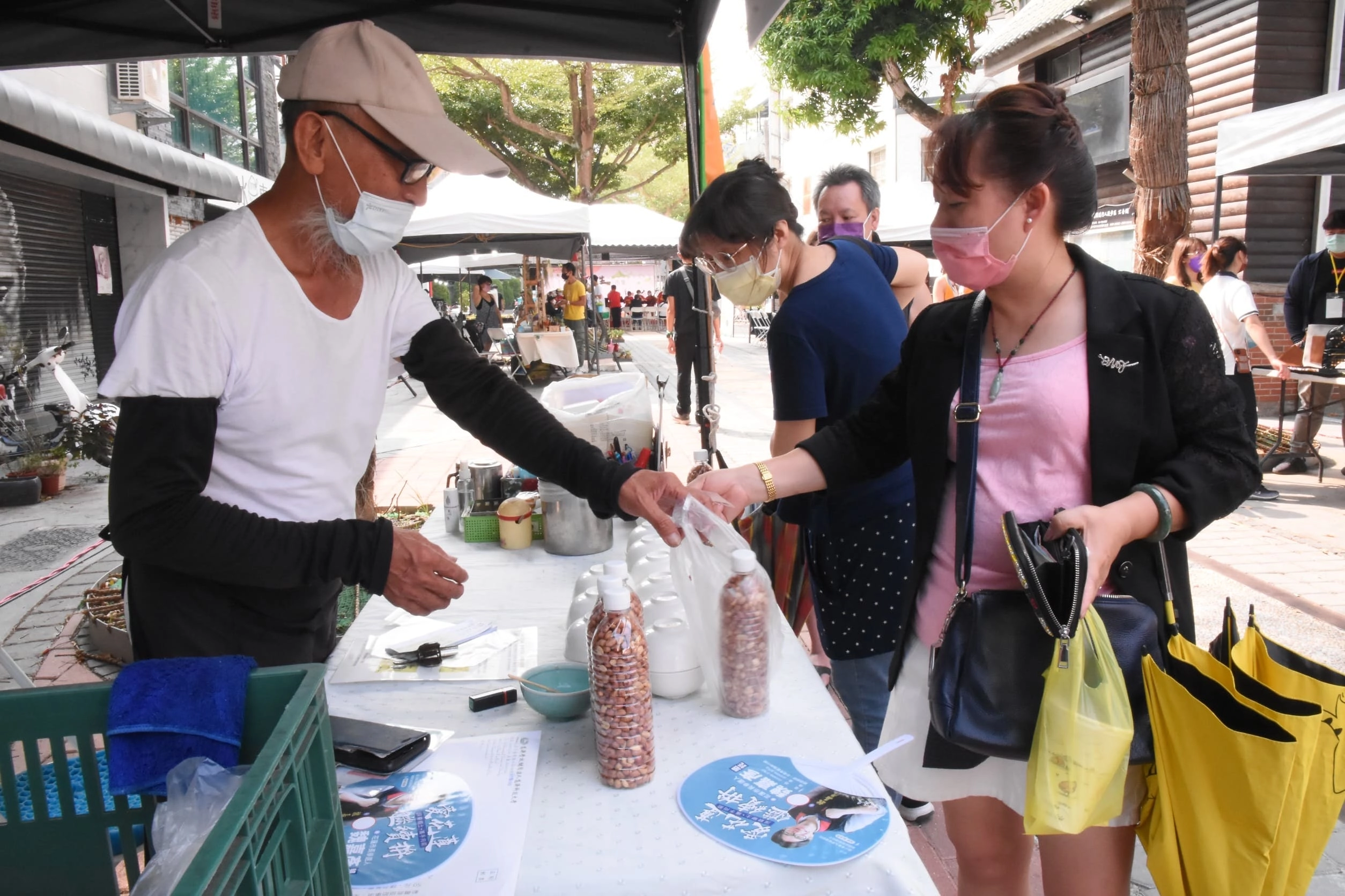 蔬食推廣市集多達22攤，從傳統小吃到各種鹹甜美食，一應俱全。