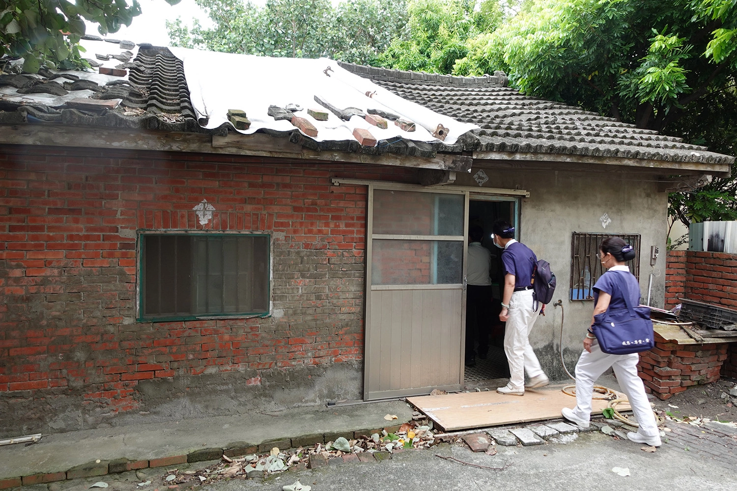 慈濟訪視志工透過問路才找到個案居住的土角厝。