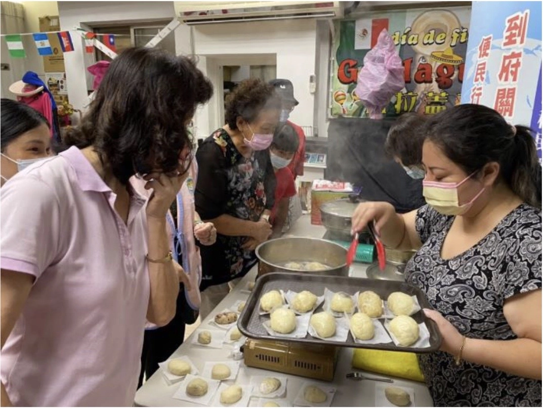 講師齊藤孝貴(右一)現場教大家製作月見饅頭。