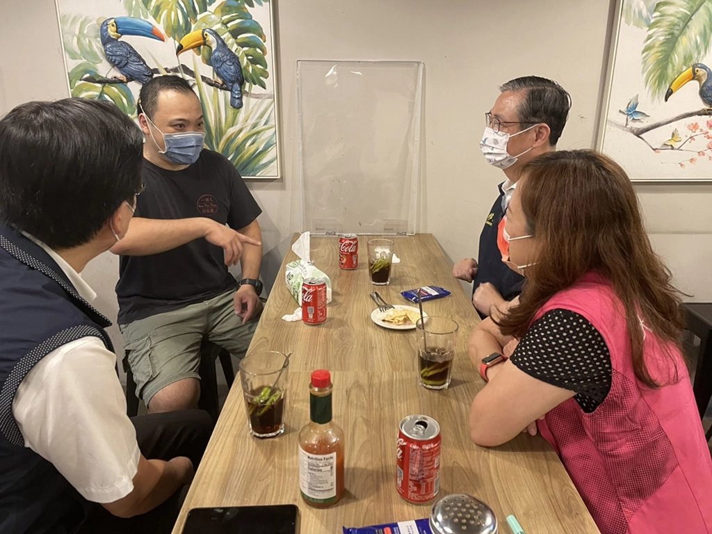 一個人的披薩男主人Howard與鐘署長及陸委會港蒙處魏副處長介紹店名由來。