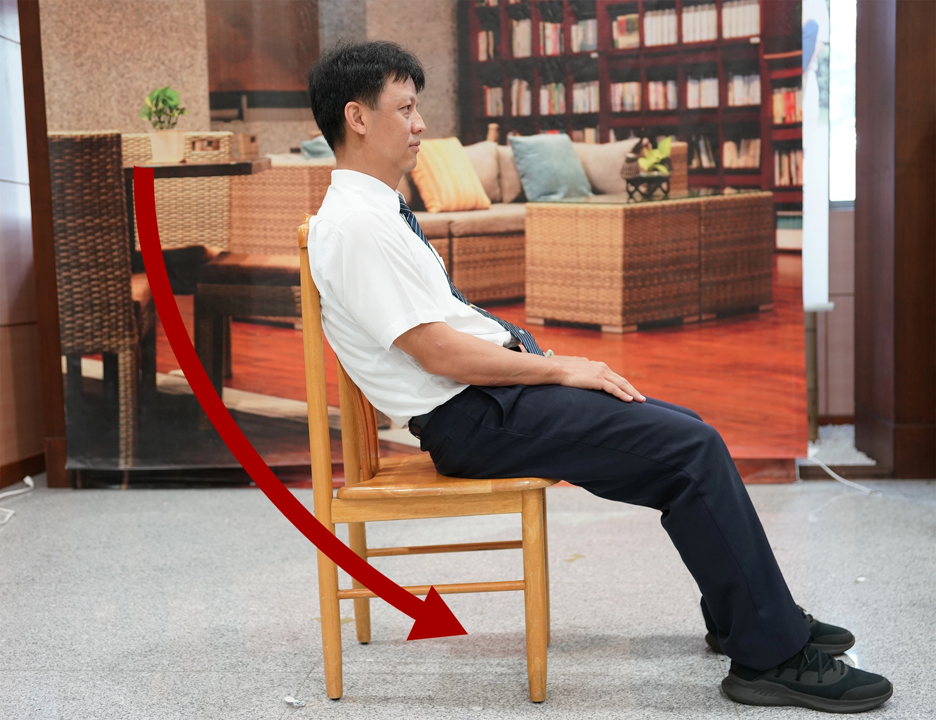 洪裕洲醫師示範錯誤坐姿，洪醫師提醒在生活及工作中避免錯誤姿勢且適當的休息，才能改善疼痛，避免開刀。