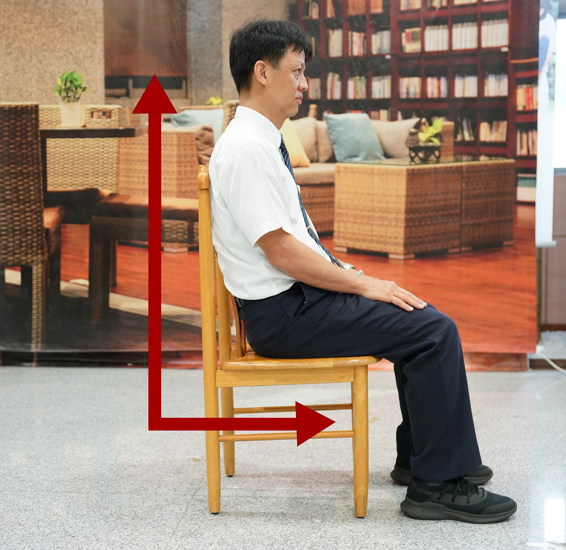 花蓮慈濟醫院洪裕洲醫師示範正確坐姿，避免肩頸痠痛。