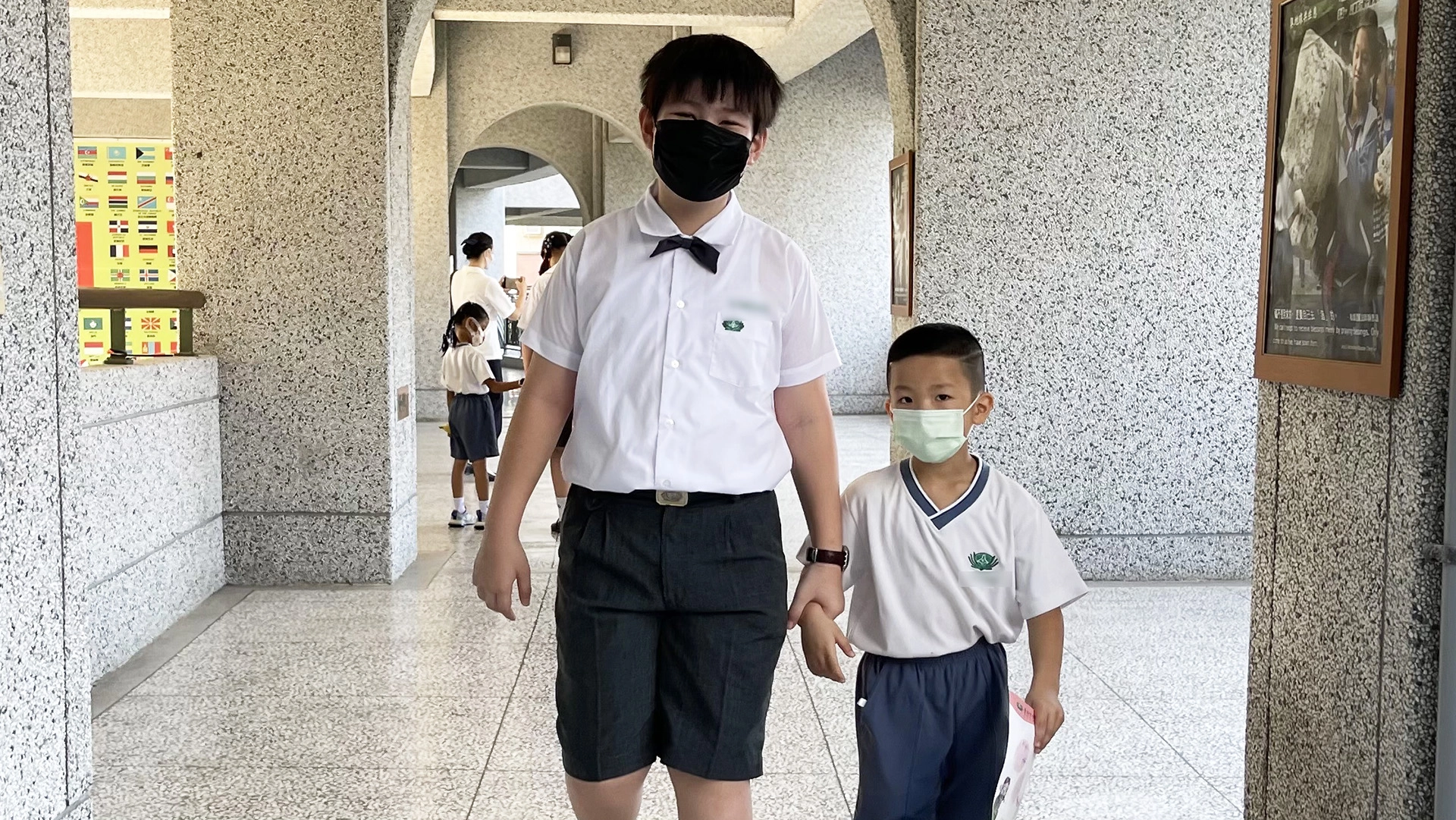 學長緊緊牽著弟弟的手，開心的闖關去。