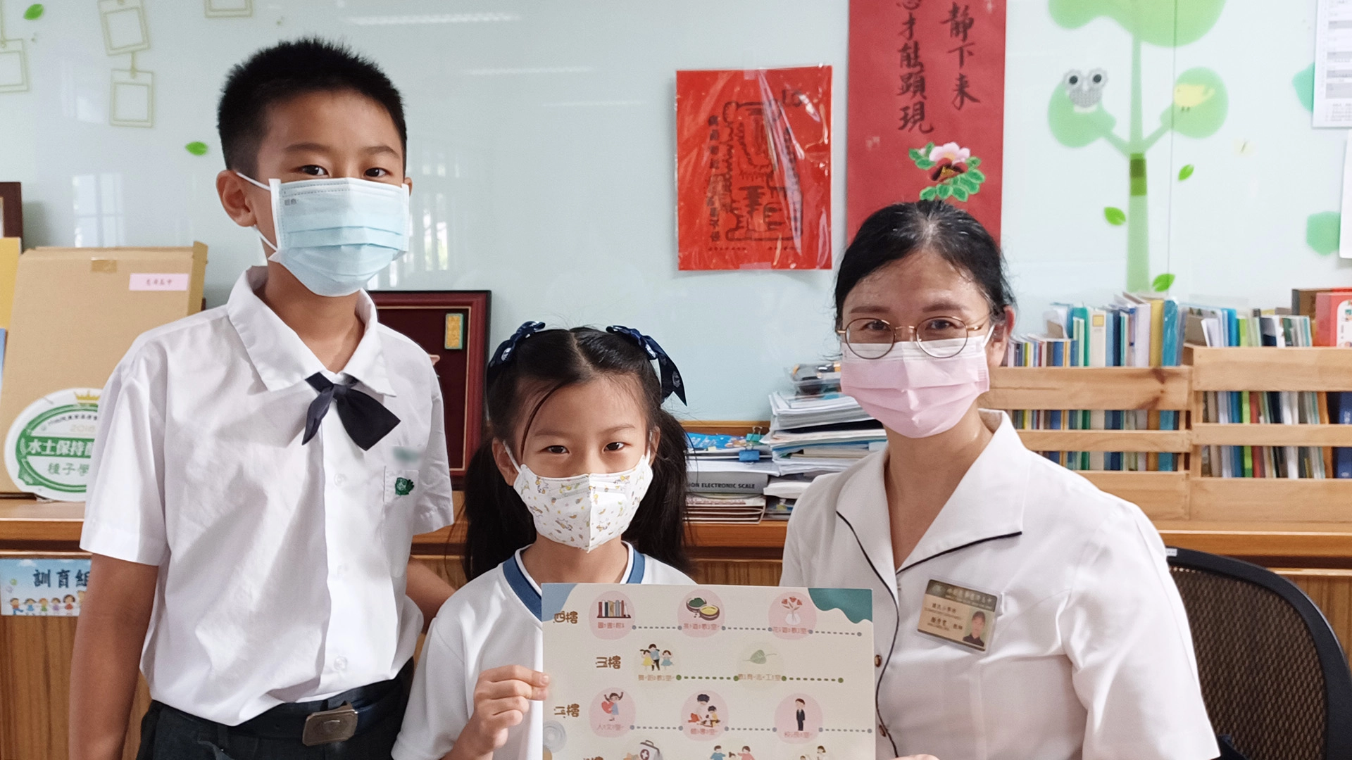 賴O威牽著妹妹賴O芯的手認識校園。