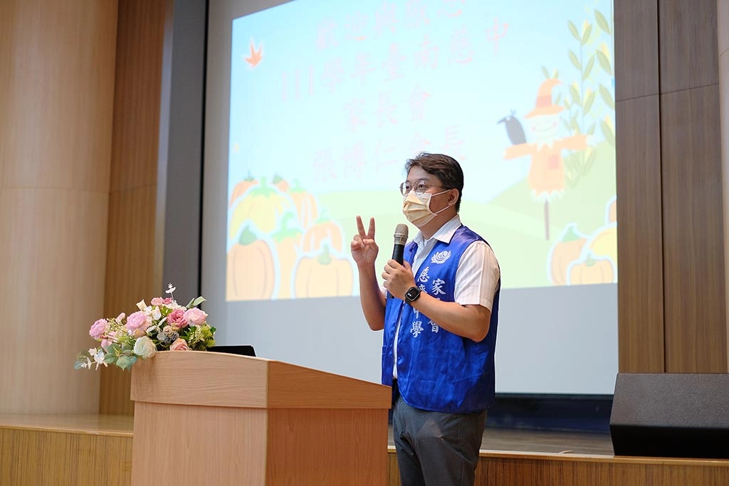 家長會長張博仁先生邀約家長們一起護持學校的活動。
