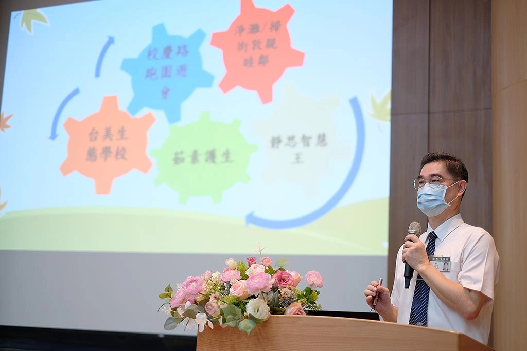 姚智化校長熱情的和家長分享學校最近的發展和即將舉辦的活動。