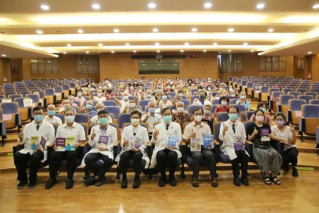 花蓮慈濟醫院在9月17日下午舉辦「人生腎利組–大健康講座」，由腎臟病照護團隊林于立醫師、賴宇軒醫師以及台灣食品安全促進協會理事長暨臺大醫院血液淨化科主治醫師姜至剛分享。
