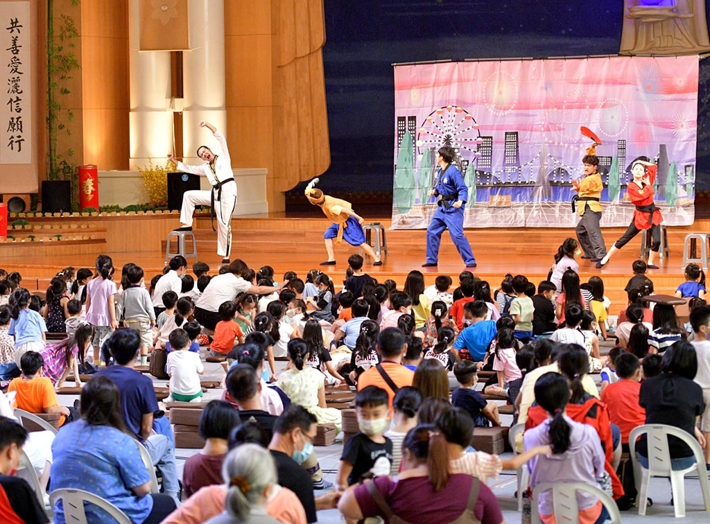 慈濟基金會這次邀請六藝劇團來到高雄靜思堂演出，現場共吸引1100名親子同樂欣賞。
