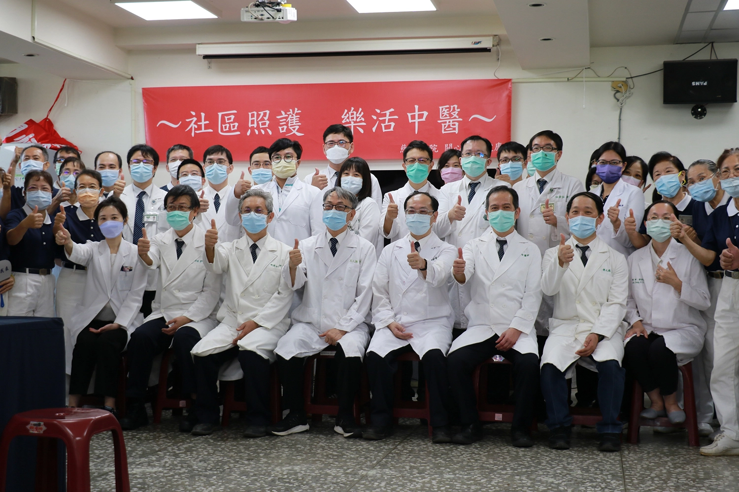大林與臺中慈濟醫院醫護團隊結合在地志工逾百人服務鄉親。