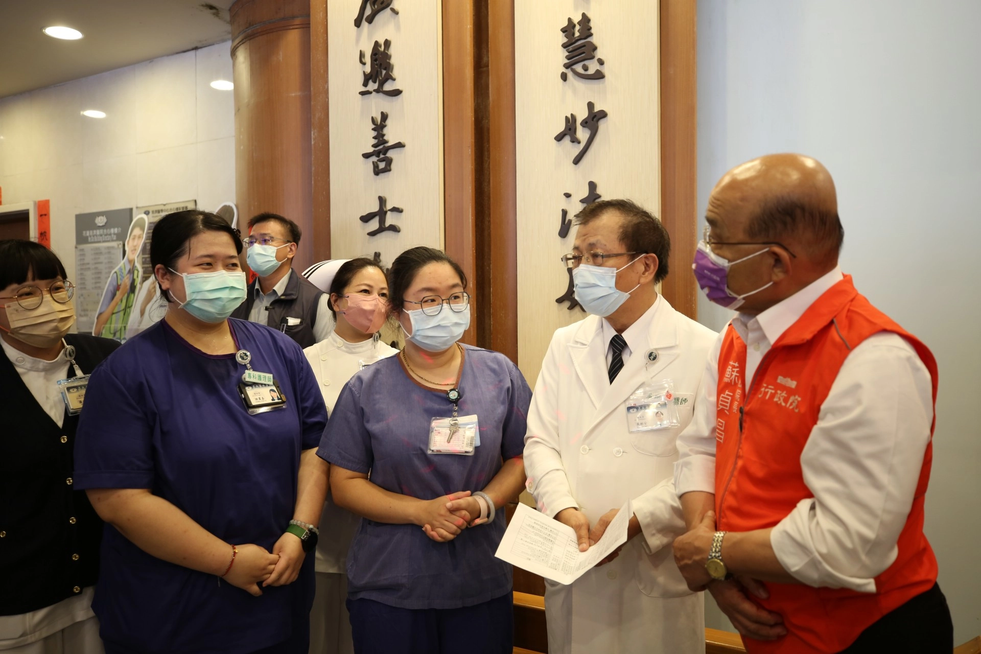 行政院院長蘇貞昌等一行人離開花蓮航空站後，先抵花蓮慈濟醫院，感恩醫護行政同仁支援918玉里震災緊急醫療。(下圖右二為花蓮慈院副院長吳彬安)