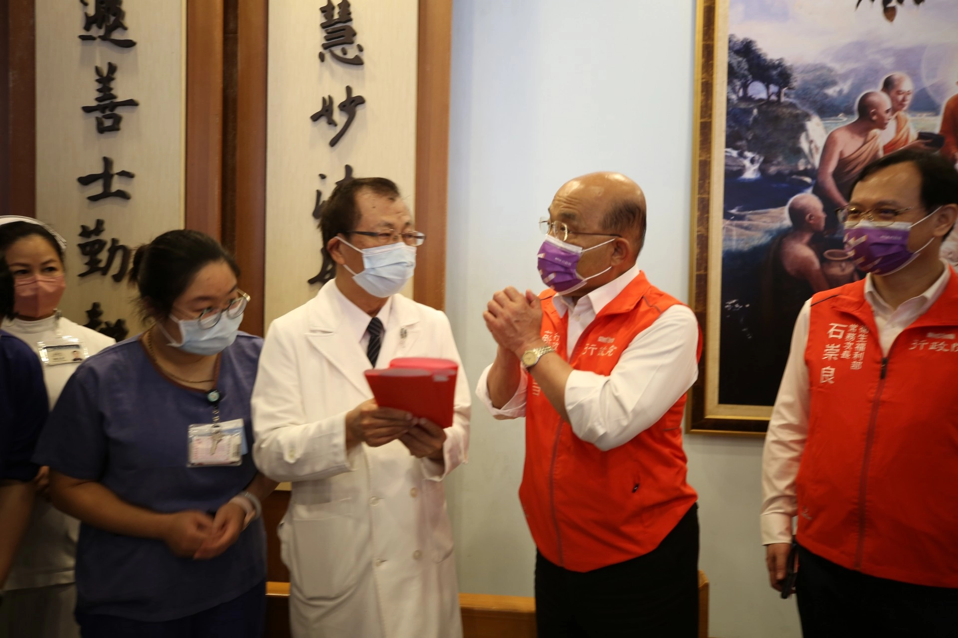 副院長吳彬安(左三)向蘇貞昌院長、石崇良次長、朱家祥局長等人簡報花蓮慈院收治玉里震災傷患概況。受限於疫情，蘇貞昌院長請院長林欣榮、副院長吳彬安等人轉贈慰問金關懷五位住院病人。