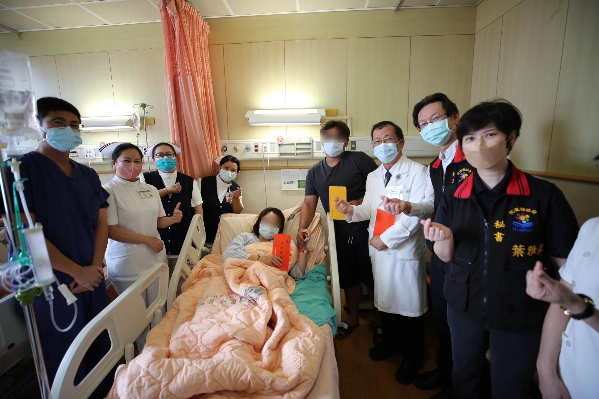 副院長吳彬安(右三)、衛生局局長朱家祥(右二)等人代表送上行政院及花蓮縣政府的慰問金祝福。