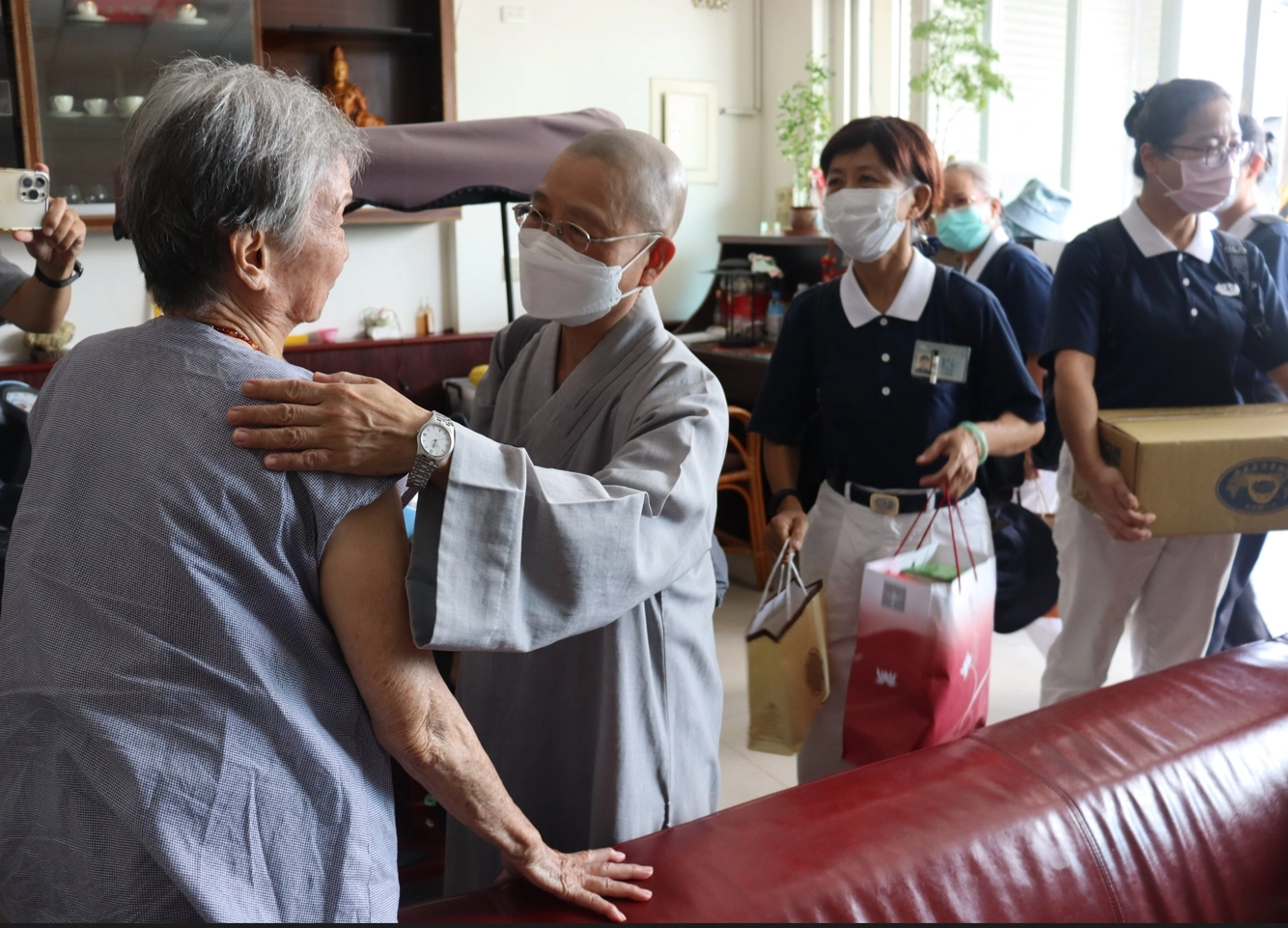9月19日持續展開關懷行動，來自靜思精舍的常住師父與慈濟志工團隊前往膚慰長者等居民。