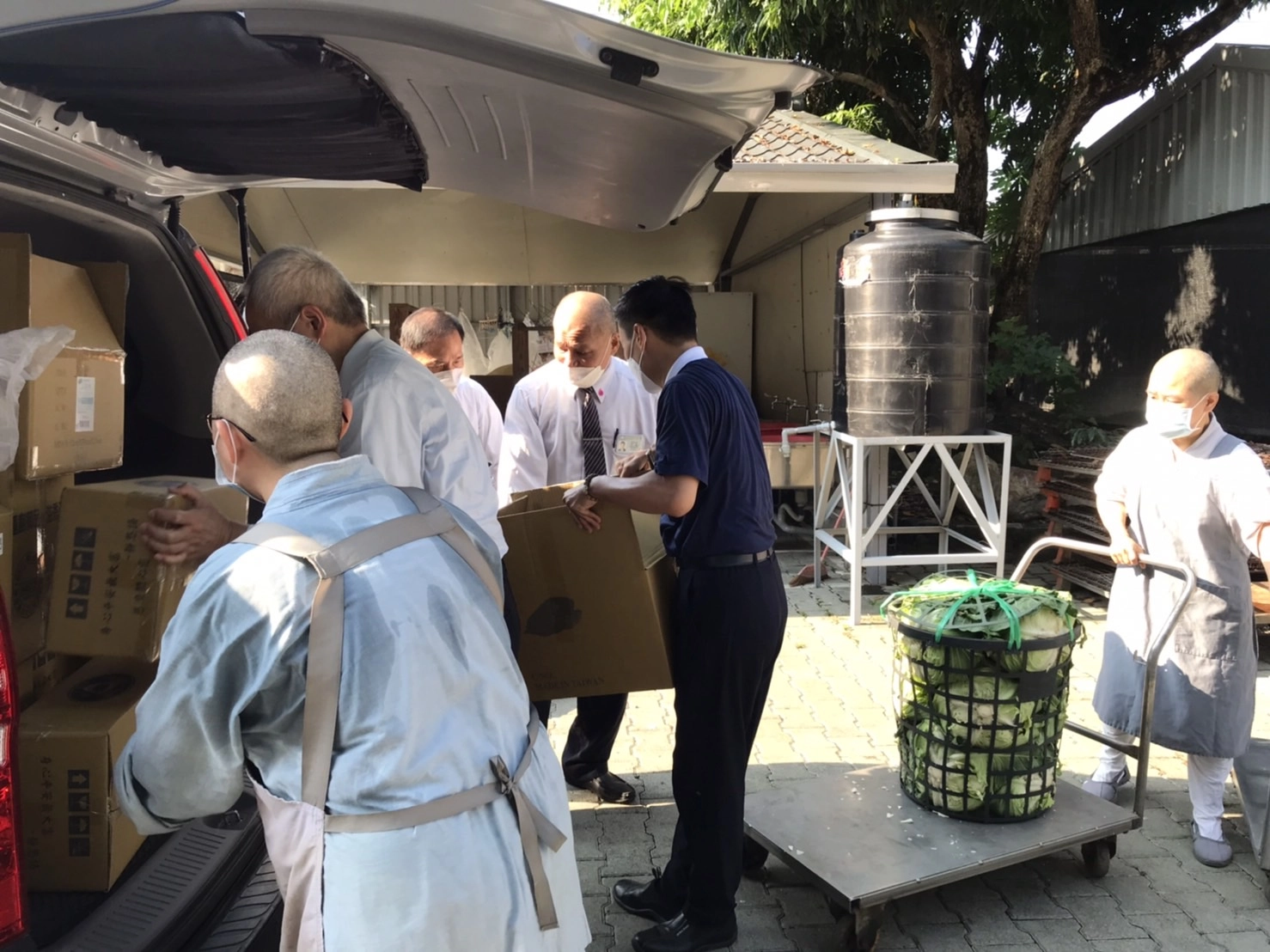 一箱一箱的食材，不斷上車，兩輛車裝滿靜思精舍常住師父對受災鄉親的愛。