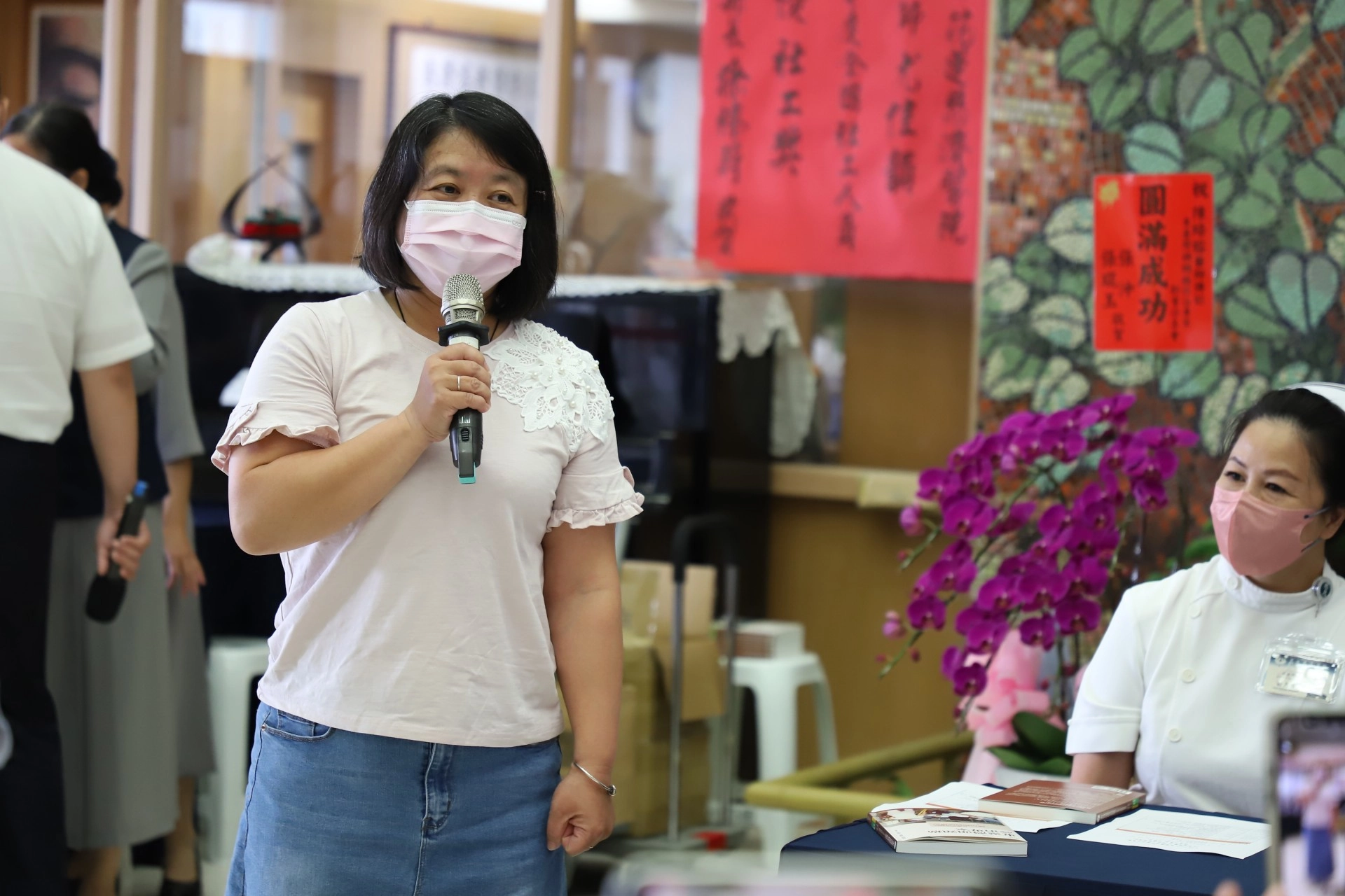 病人家屬王佩琪感謝陳副院長不斷鼓勵自己罹癌的母親：「不要放棄，活著就有希望。」，她說，因為陳醫師的守護，讓他們至今都仍可以看到媽媽的笑容，母親已與癌共處十二年。