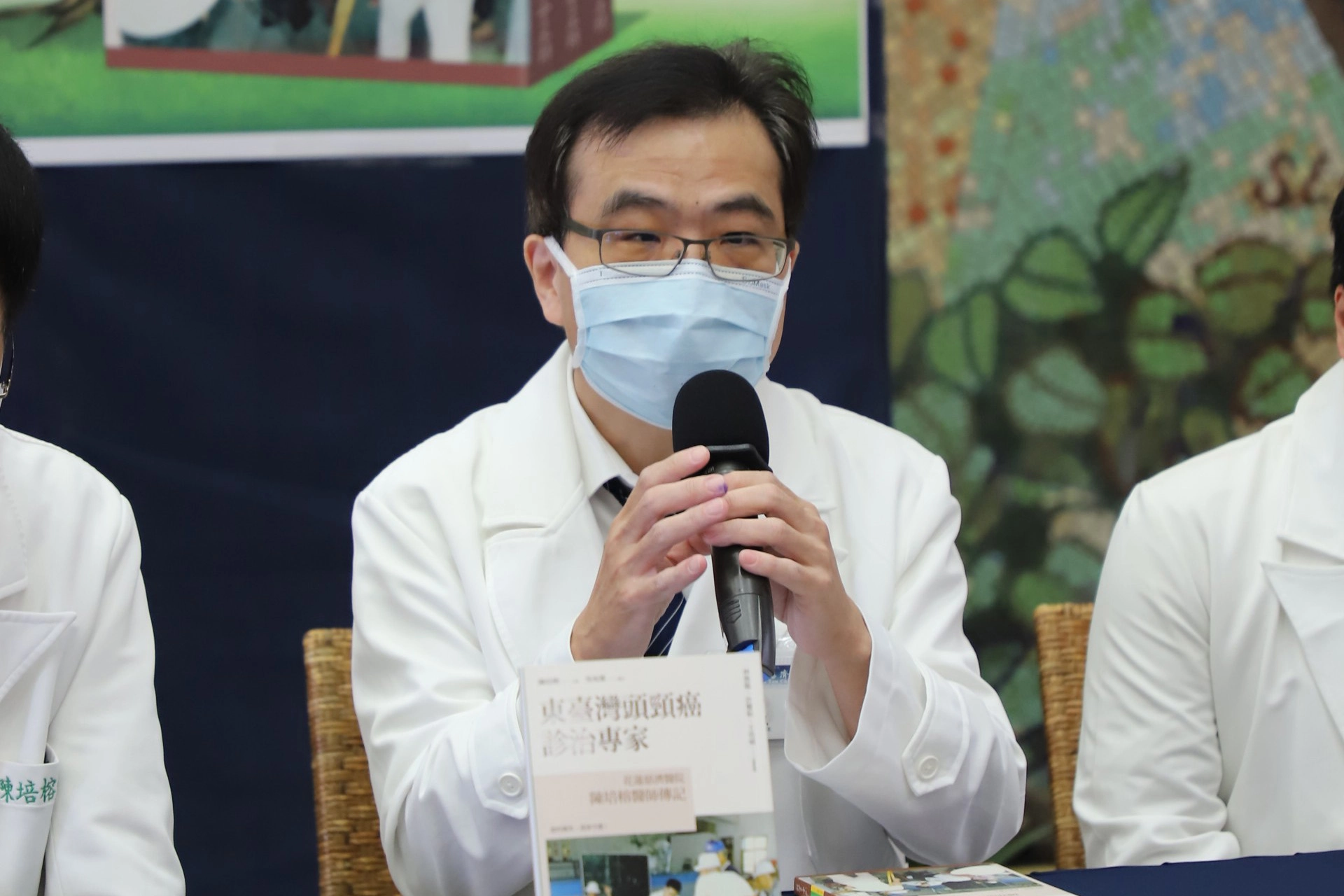 李家鳳醫師（中）分享與陳培榕副院長的師生情緣，更感念他對病人的付出，「曾經有一位病人在半夜三點鼻胃管掉了，值班的住院醫師想說明天早上才需要餵食，但陳副院長知道後，立刻從家裡騎著單車過來幫病人裝上去。......」