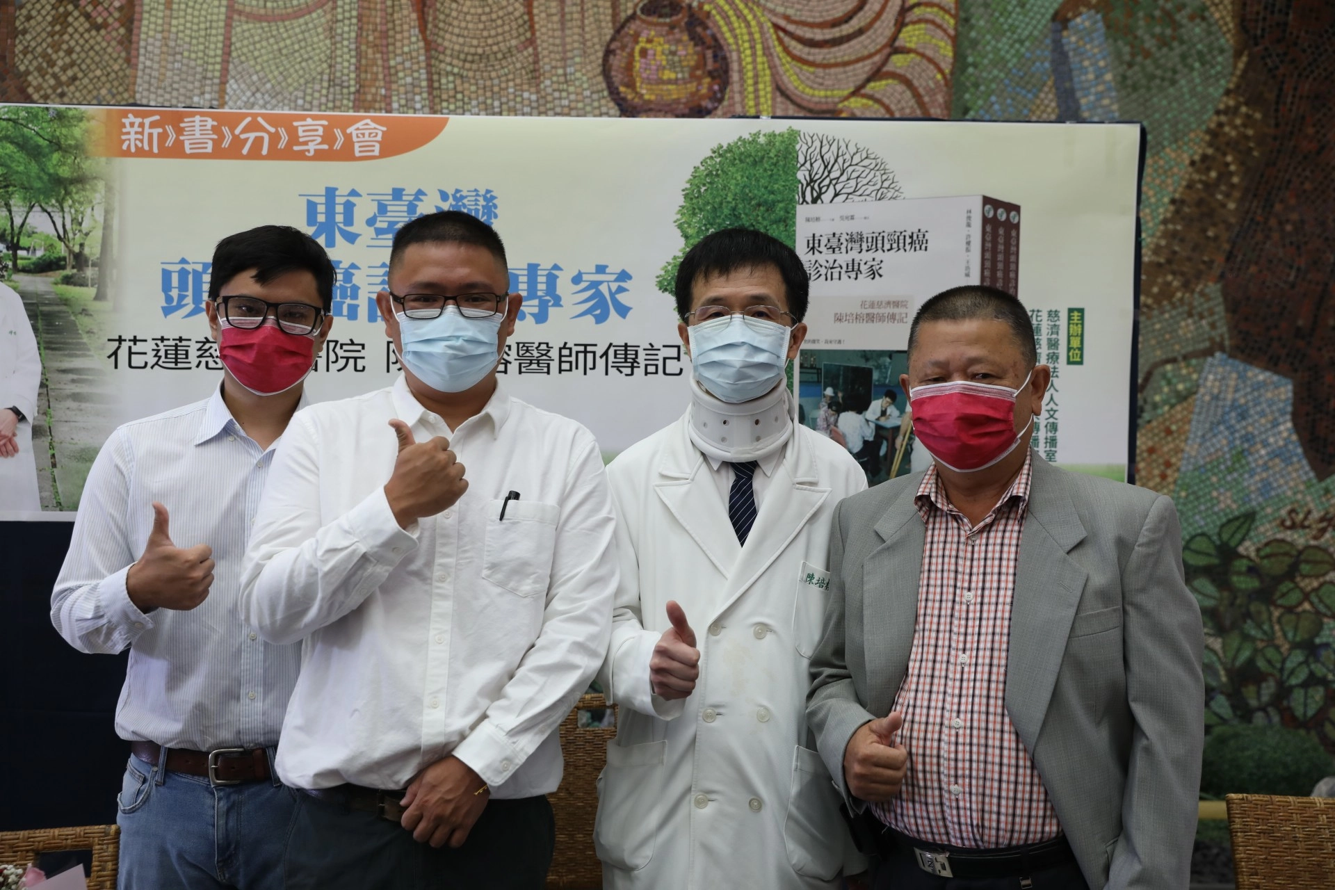 劉家父子三人（左起劉騏睿、劉立杰、父親劉純情）以西裝等正式穿著參加新書會，感謝「恩人」陳培榕醫師三十年來守護了他們一家三代的健康。