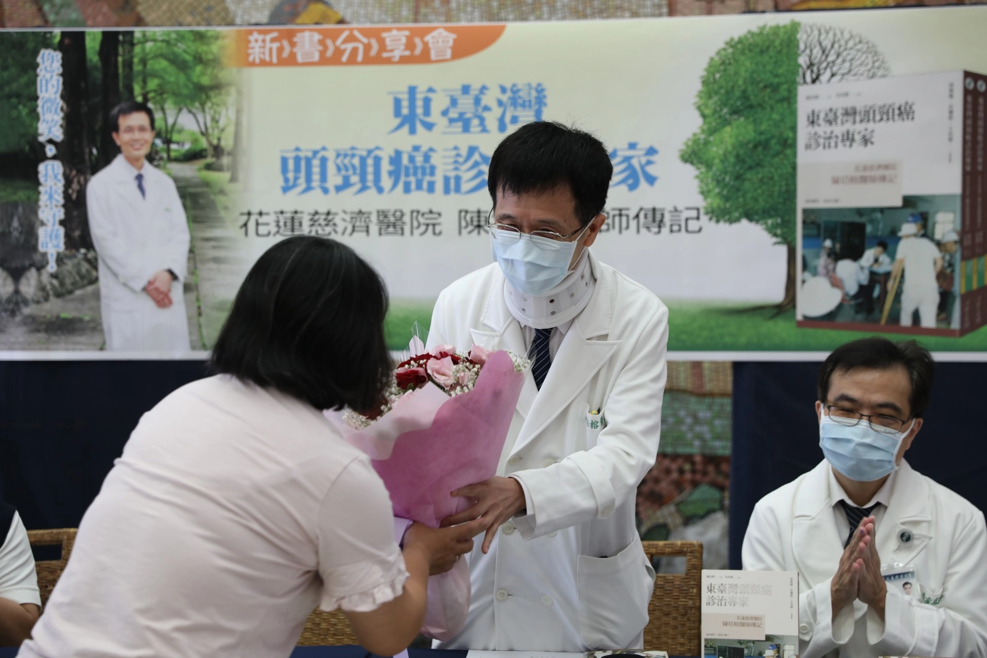 病人家屬王佩琪，首先獻花致意。