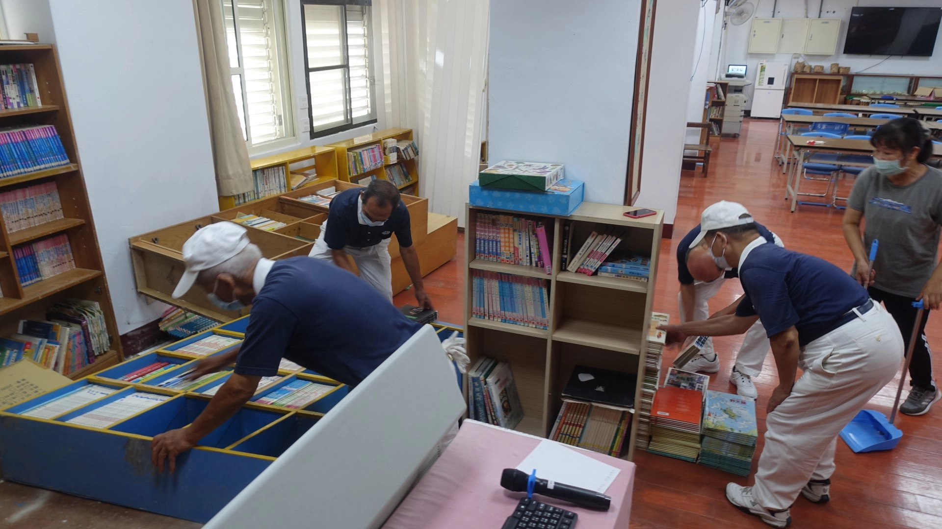 慈濟志工9月20日前往花蓮縣富里鄉萬寧國小協助災後復原，圖為志工整理圖書館毀損的書櫃與書籍。