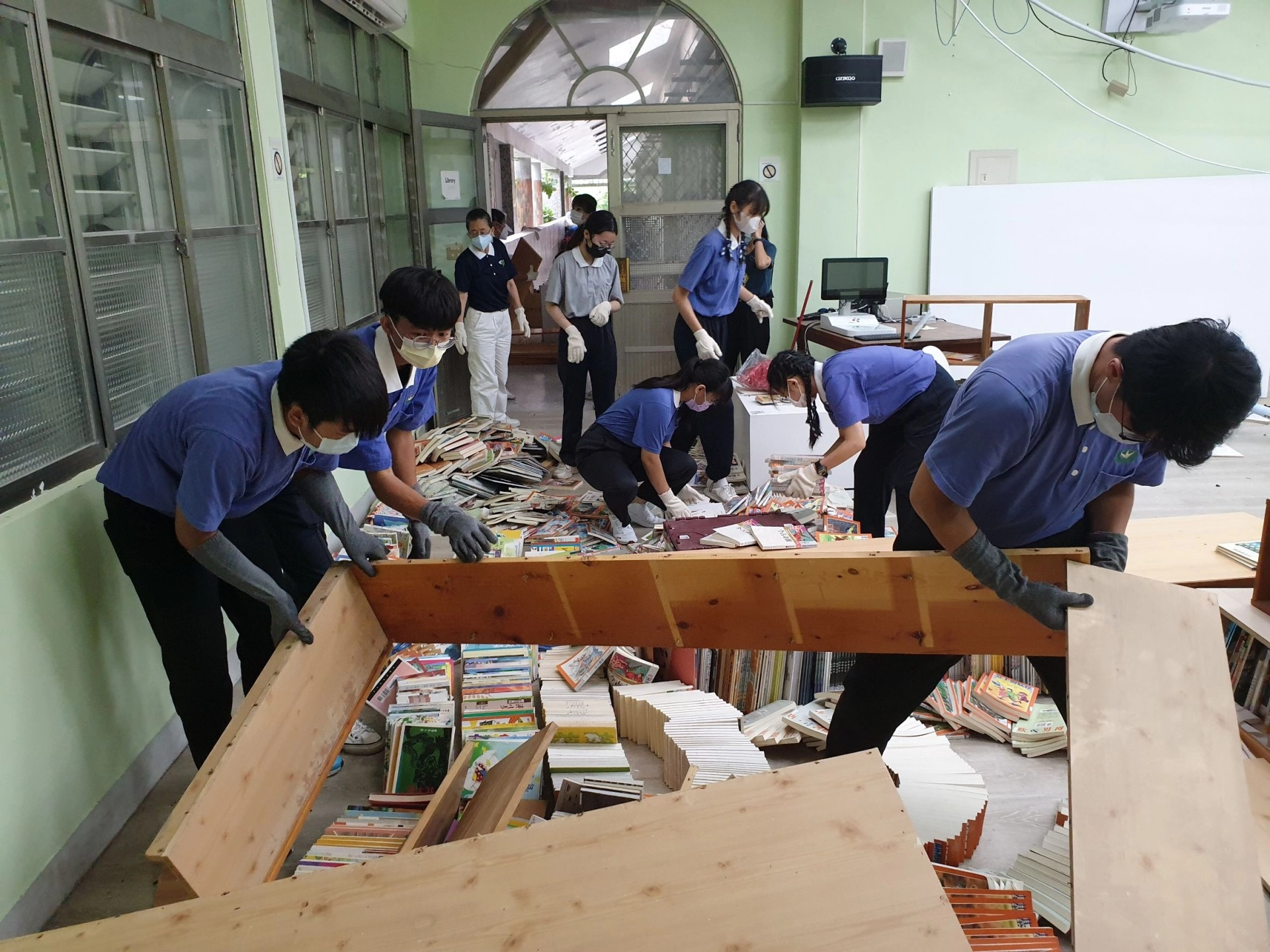 80多位包含大學生、慈濟志工9月20日前往花蓮縣富里鄉吳江國小協助災後復原。
