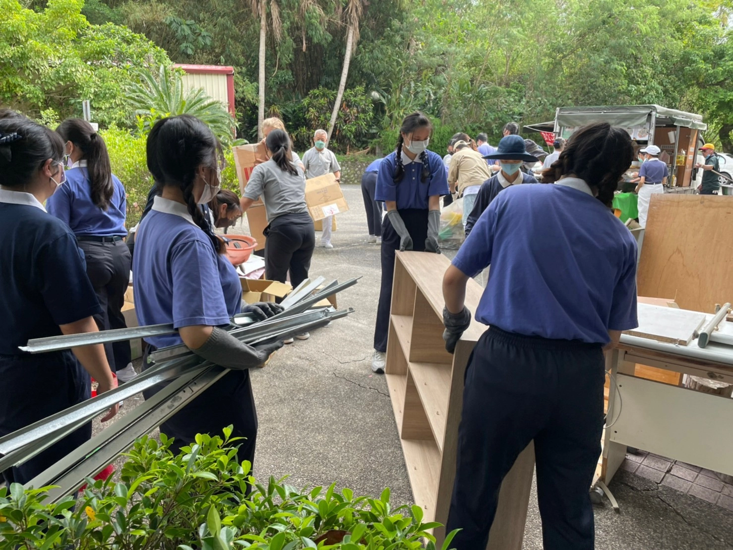 一群大學生9月20日前往花蓮縣富里鄉吳江國小協助災後復原。