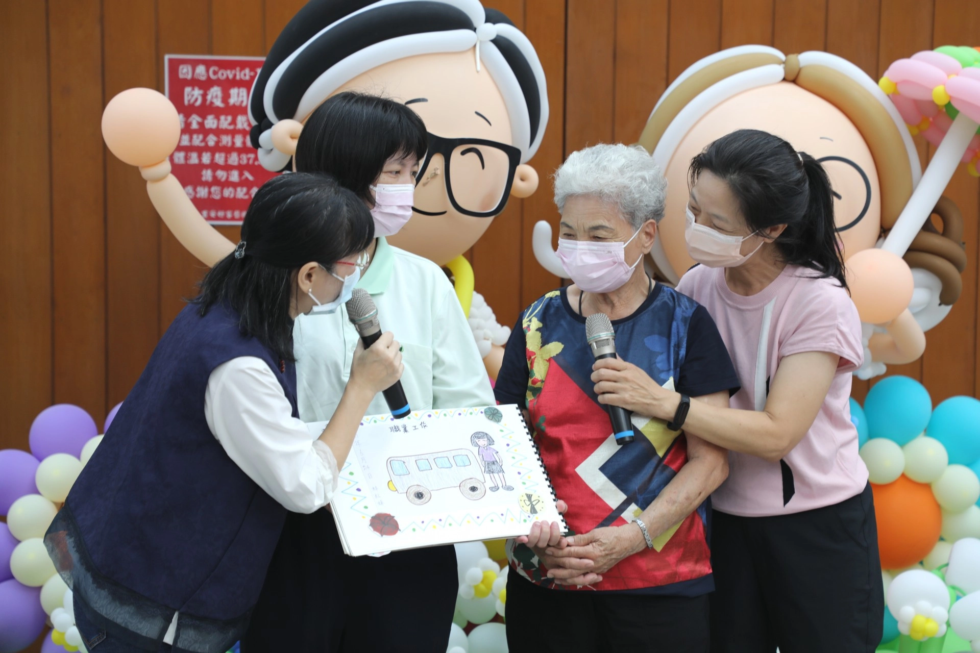 八十多歲的林奶奶害羞地分享自己年輕時，曾經是長途對號快車「金馬號」的車掌小姐。
