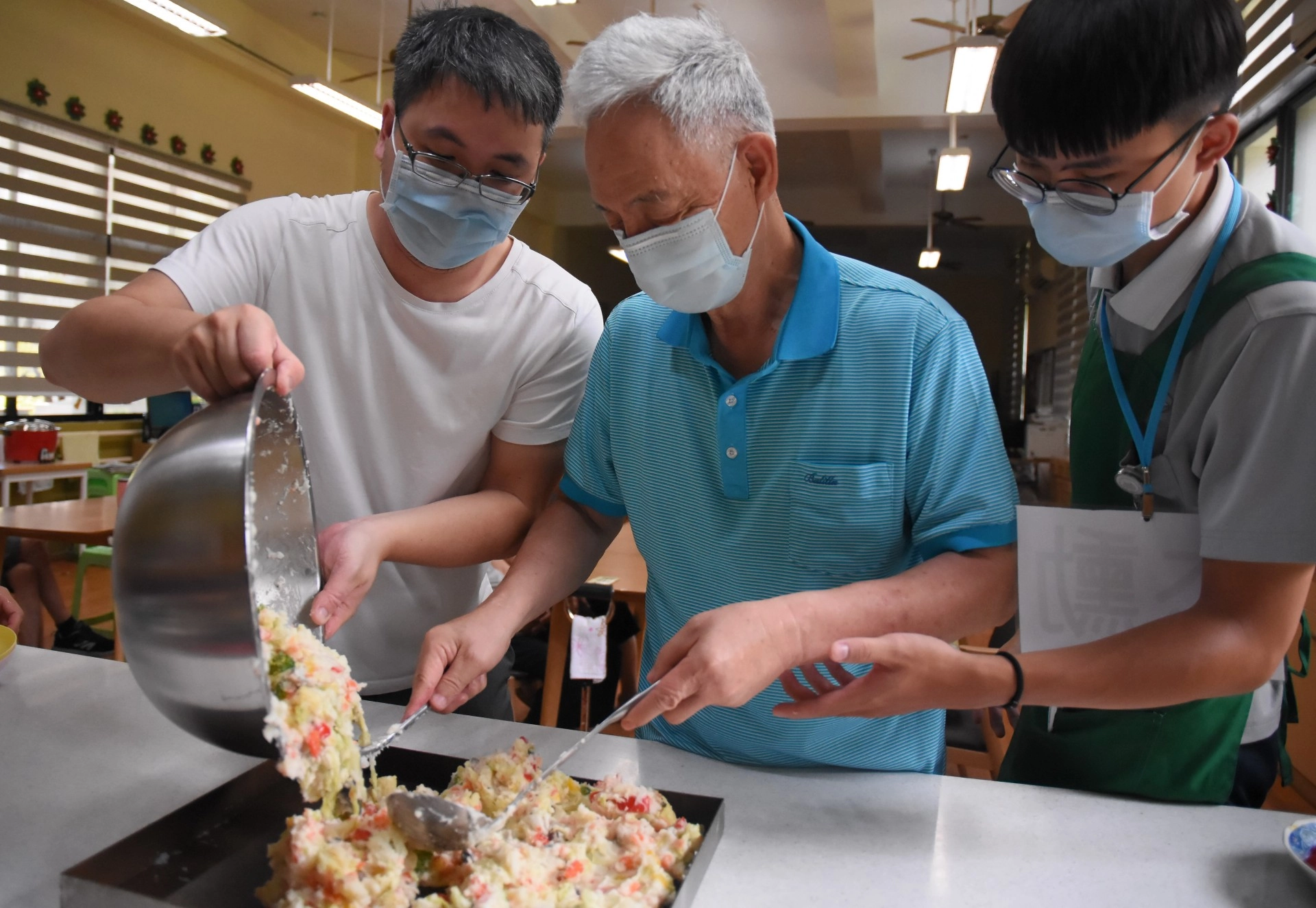 王玠鈞職能治療師協助阿公完成馬鈴薯沙拉。