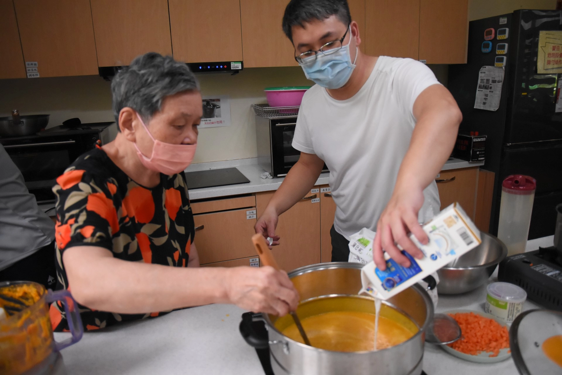 王玠鈞職能治療師協助阿嬤烹煮南瓜濃湯。