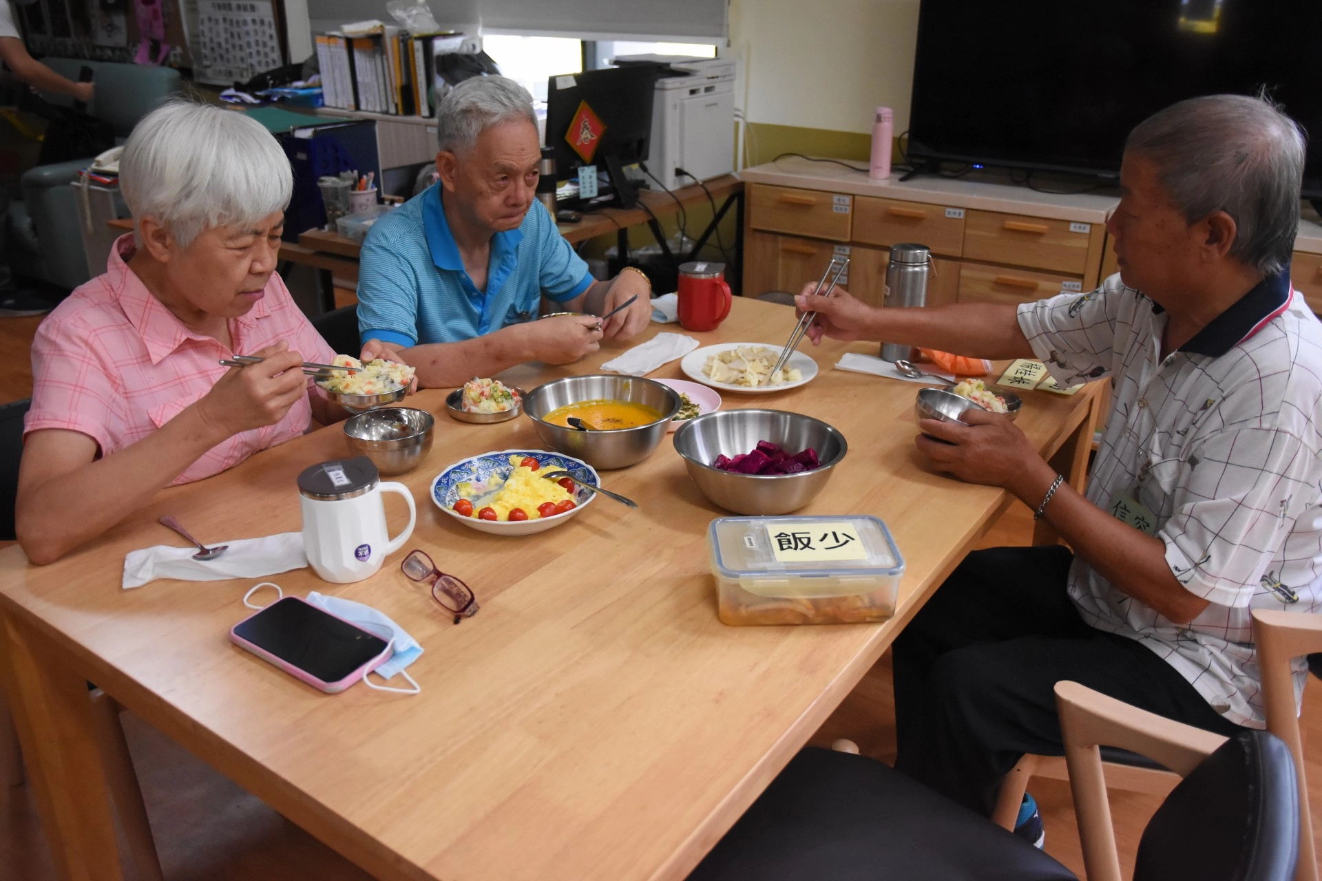 阿公阿嬤津津有味的品嘗西式套餐。