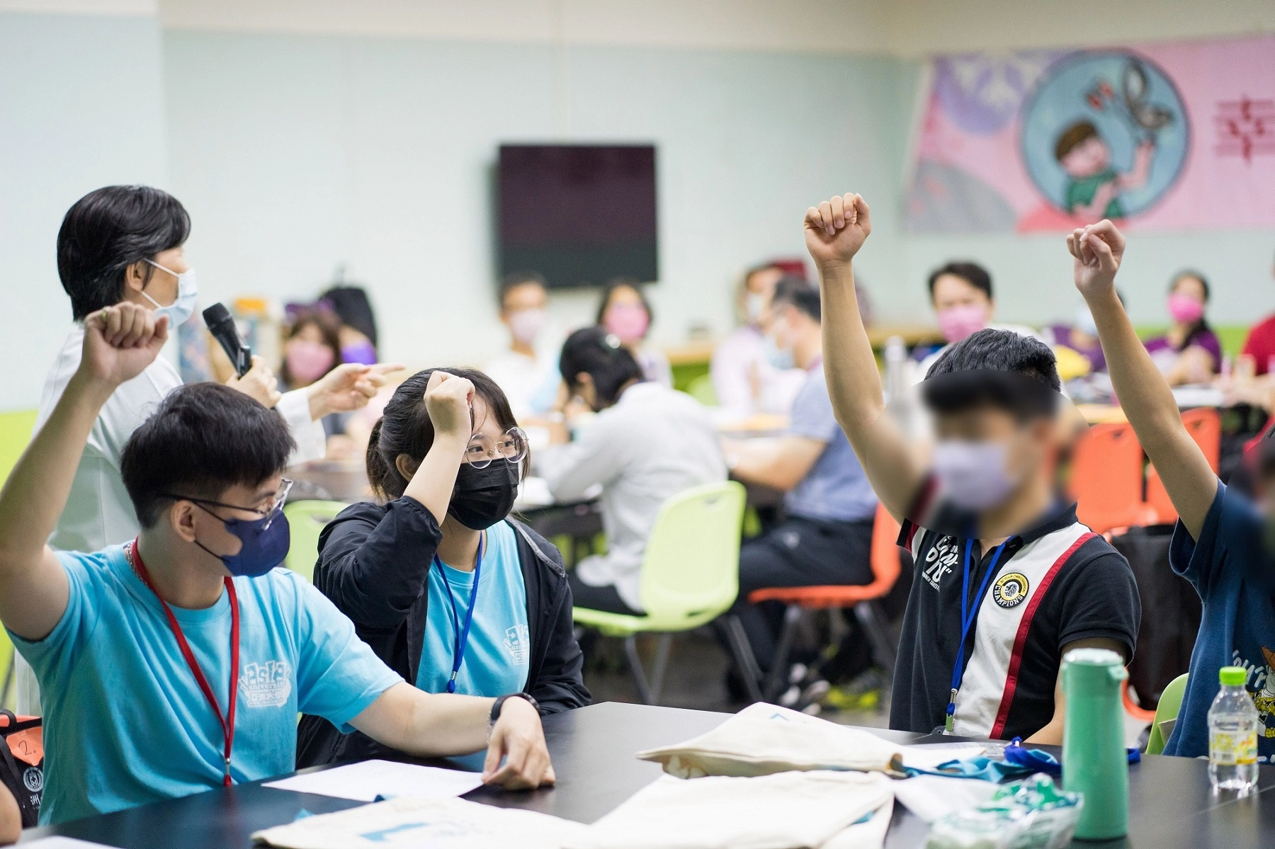 學員搶答，分享健康和不健康上網好壞處。（學校提供）