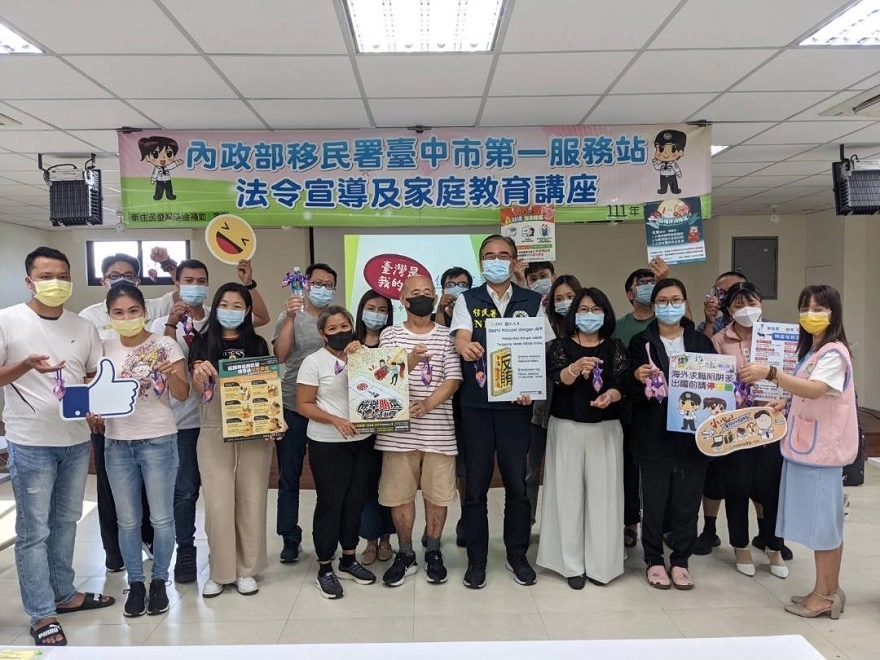 移民署臺中市第一服務站新住民家庭幸福滿袋及反賄選宣導活動合照。