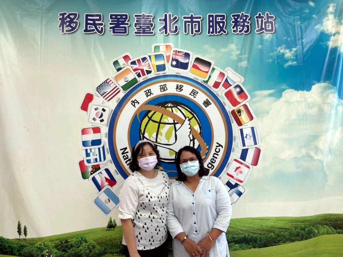 泰國新住民陳瑪莉(右)與印尼新住民邱喜春(左)在臺一圓教師夢。