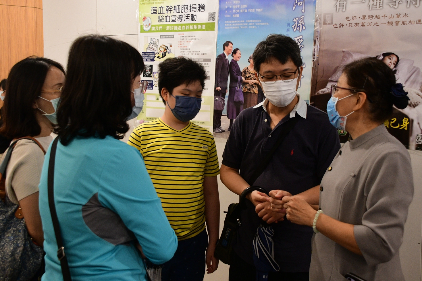 李傲潛(右二)帶著兒子接受中心蘇惠鈺組長(右一)的邀請響應活動，希望透過宣導過程向社會大眾現身說法。