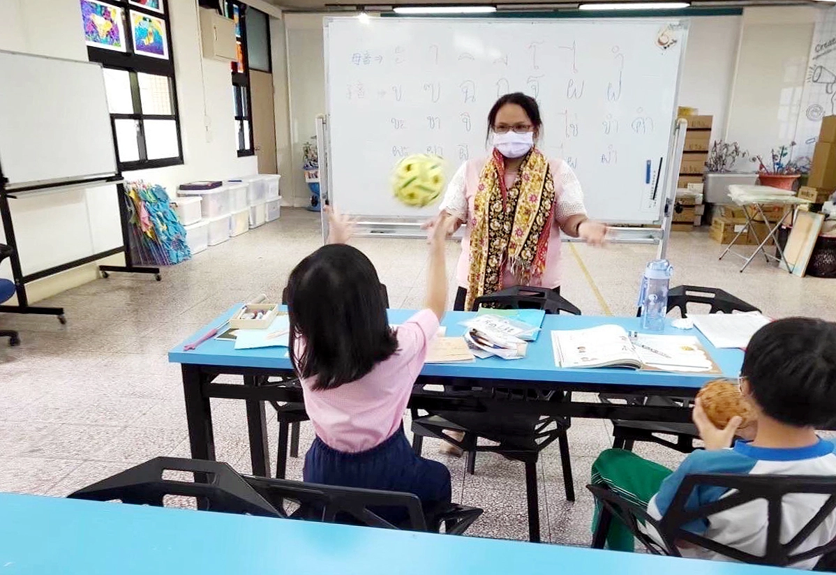 陳瑪莉的母語教學融入泰國文化。