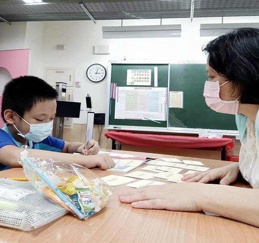 邱喜春用愛鼓勵小朋友學印尼語。