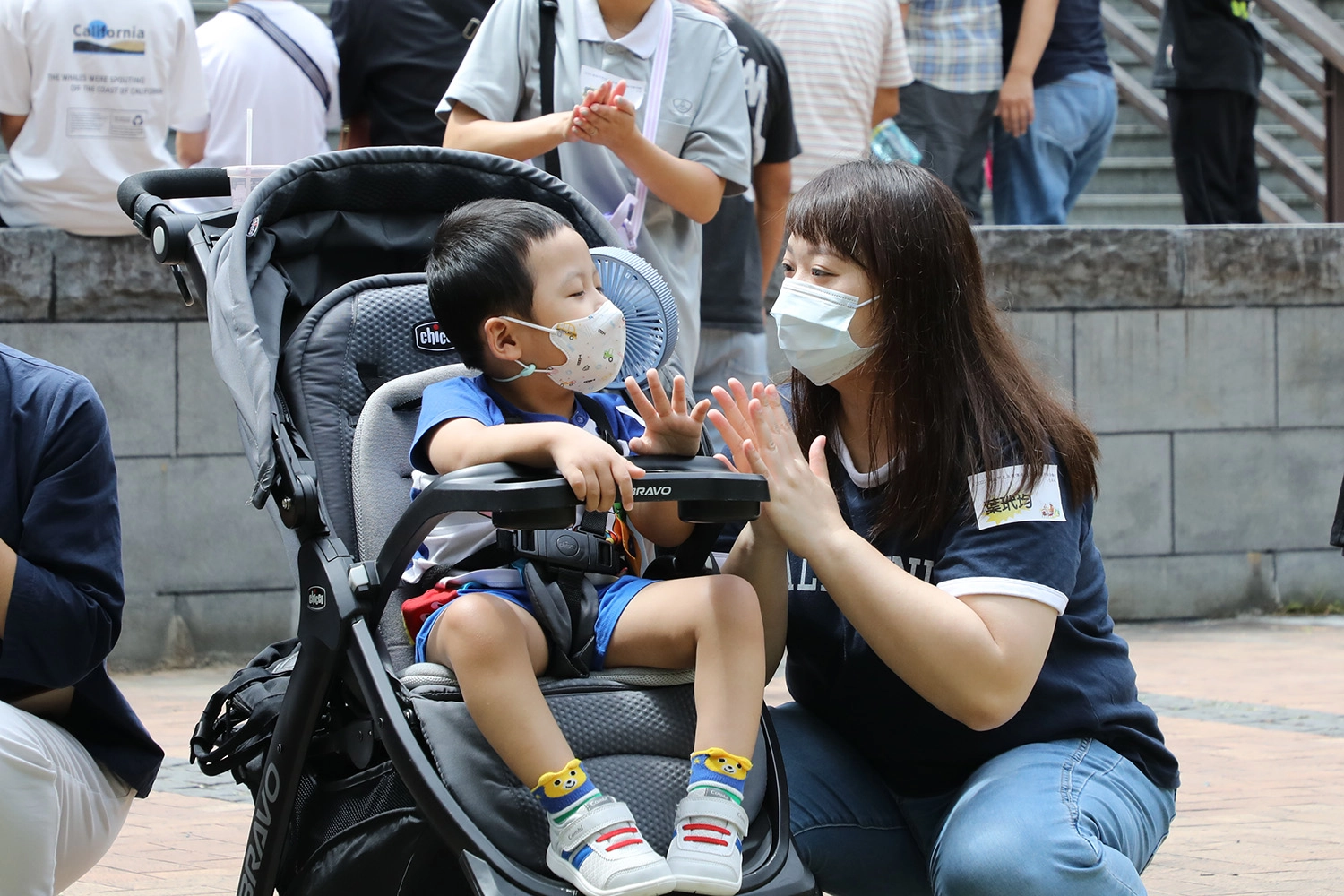 遺傳諮詢中心團隊、學生志工和病友們開心地透過「歡迎歌」向彼此打招呼。