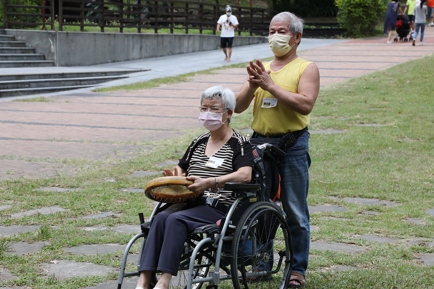 遺傳諮詢中心團隊、學生志工和病友們開心地透過「歡迎歌」向彼此打招呼。