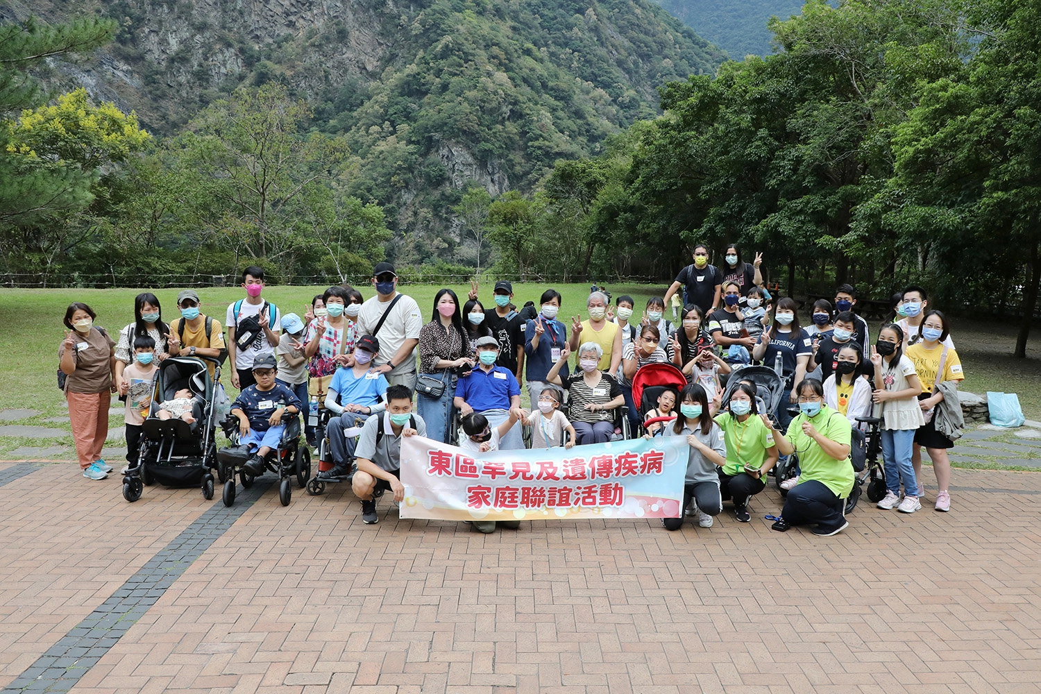 九月二十四日，花蓮慈院遺傳諮詢中心舉辦「山月解憂，疫起出遊趣」罕見疾病病友家庭聯誼會，由醫療團隊陪伴罕病病友與家屬，一齊到太魯閣布洛灣開心出遊！