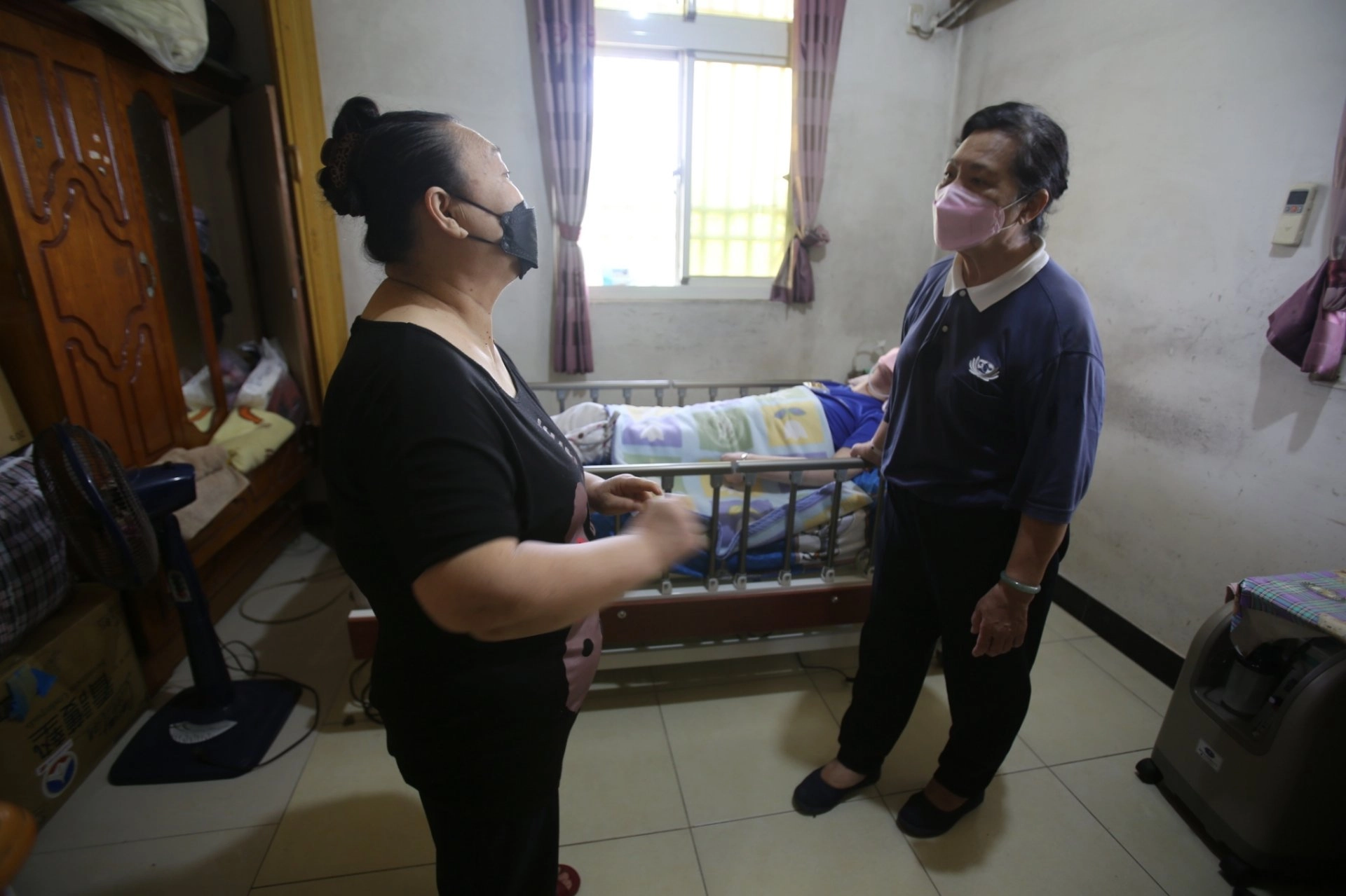 慈濟7月送來陳家需要的電動醫療床，志工楊秀珠(右)不定時前往關心。