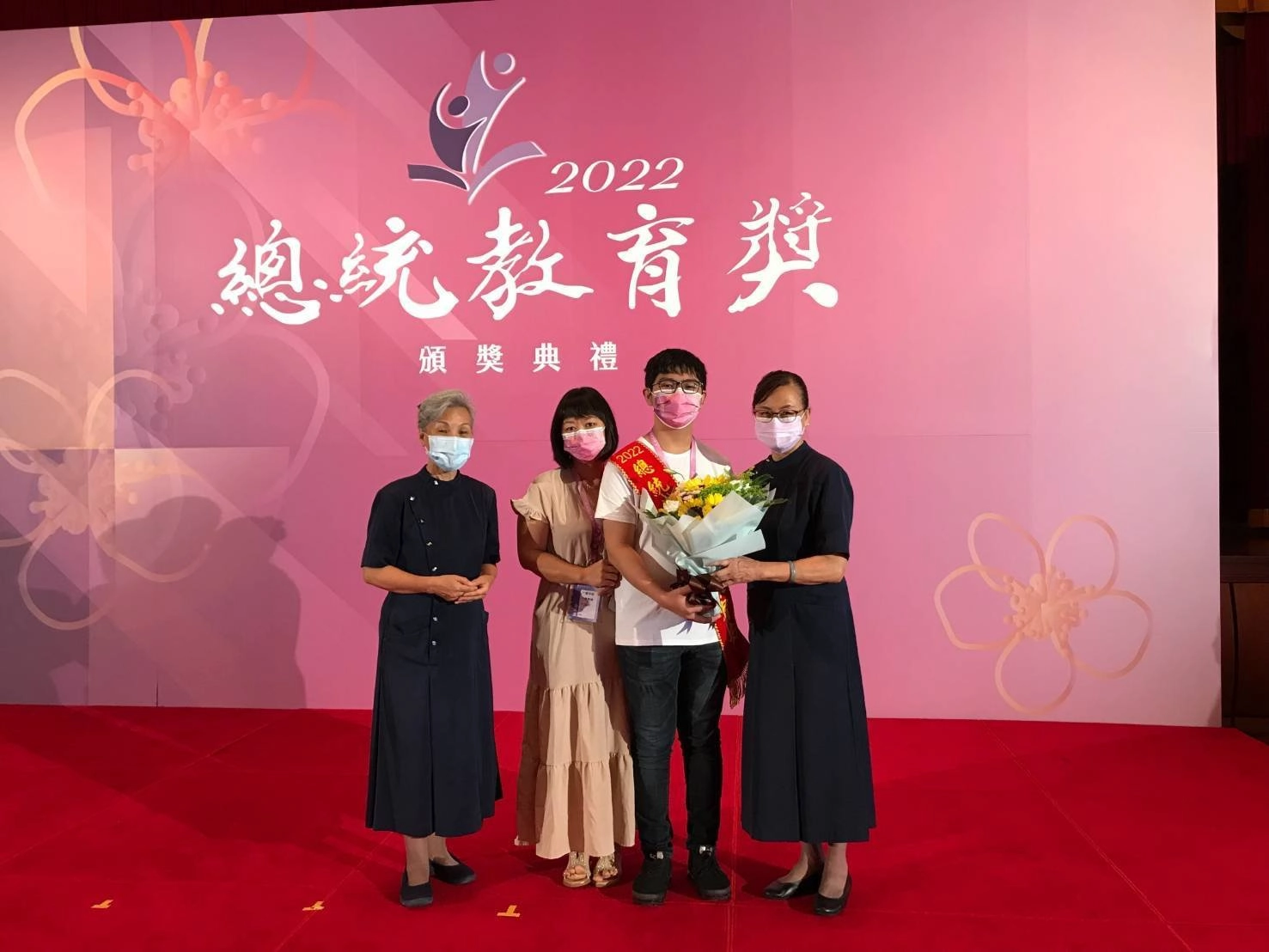陳宥安(右二)與母親陳姵臻(左二)8月前往台北領2022年總統教育獎。