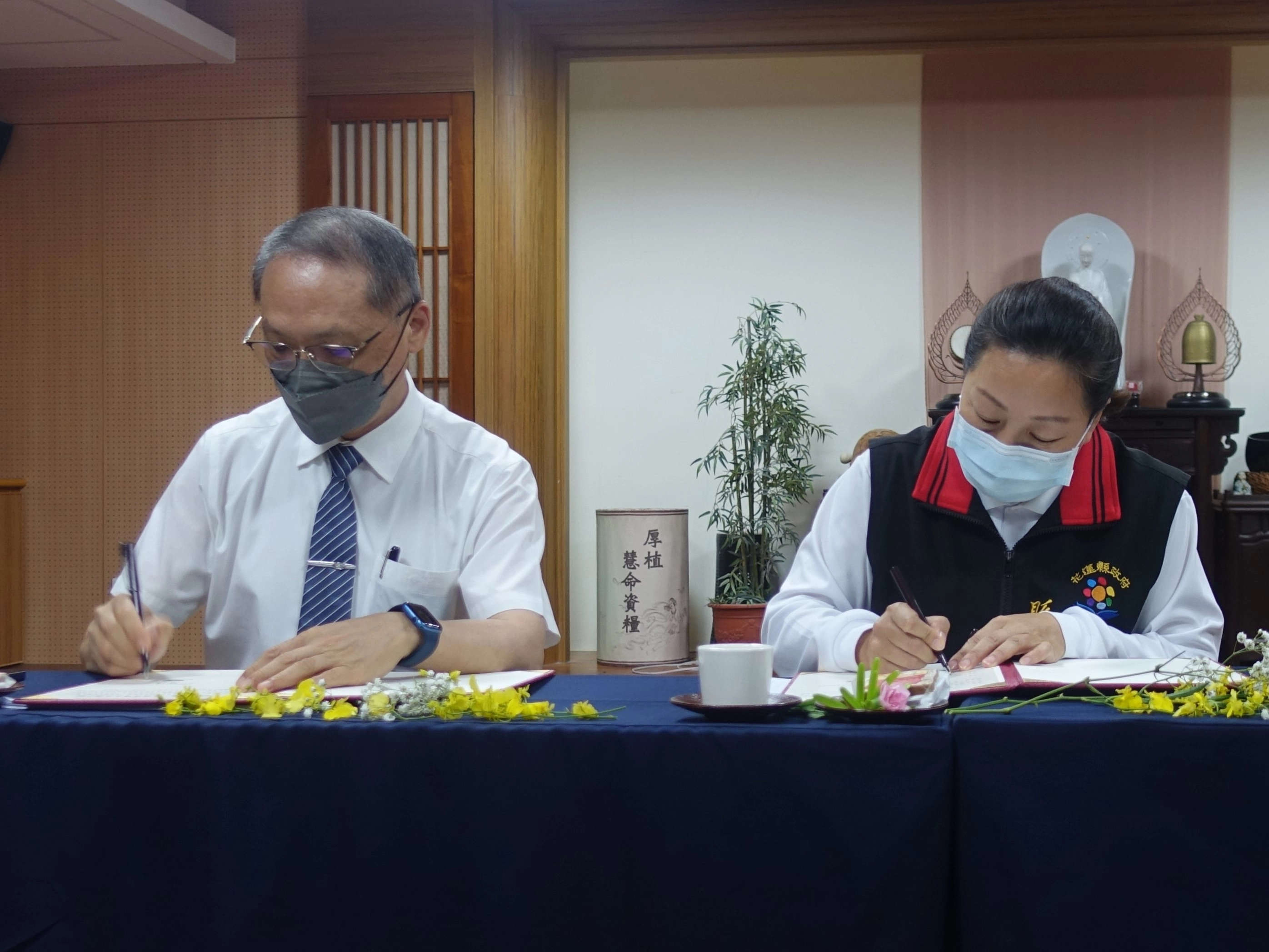 慈濟慈善事業基金會顏博文執行長(左)與花蓮縣縣長徐榛蔚9月27日在玉里靜思堂簽訂「0918地震」災後復健合作備忘錄。