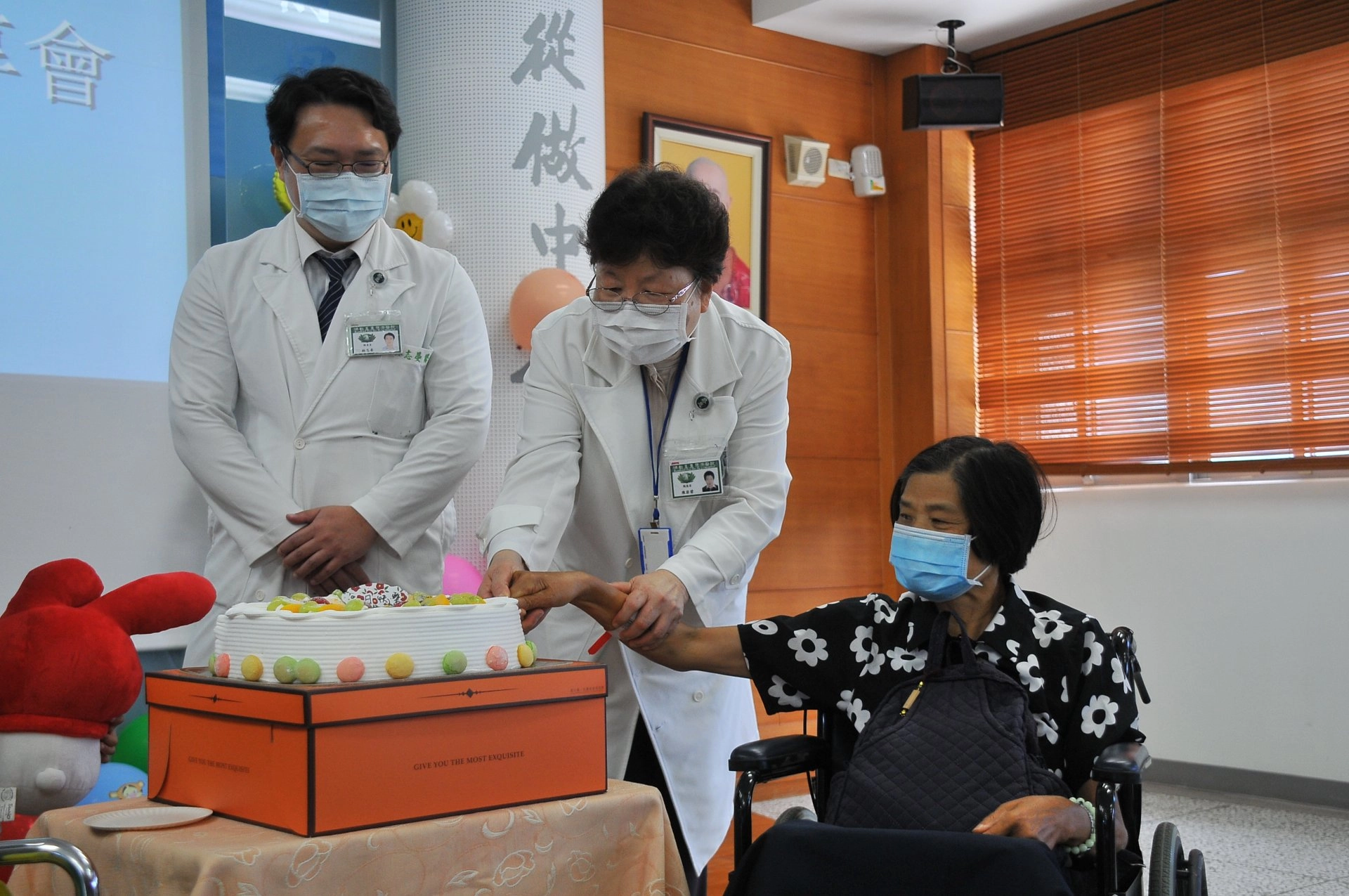 陳岩碧院長握著袁阿姨的手，切下代表重生喜悅的蛋糕。